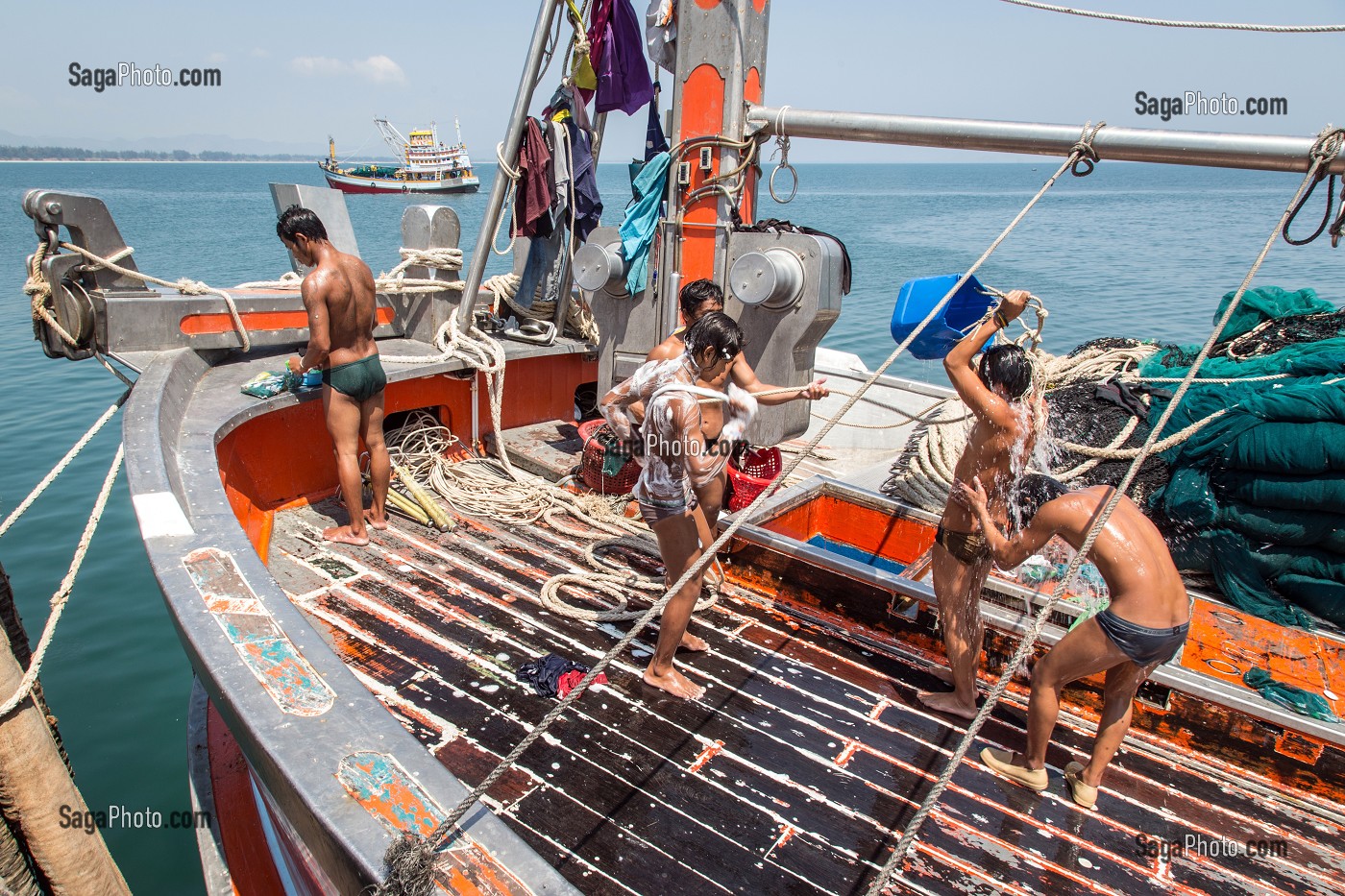 NETTOYAGE DE L'EQUIPAGE (MARINS BIRMANS ET CAMBODGIENS), BATEAUX DE PECHE SUR LE PORT DE BANG SAPHAN, THAILANDE, ASIE 