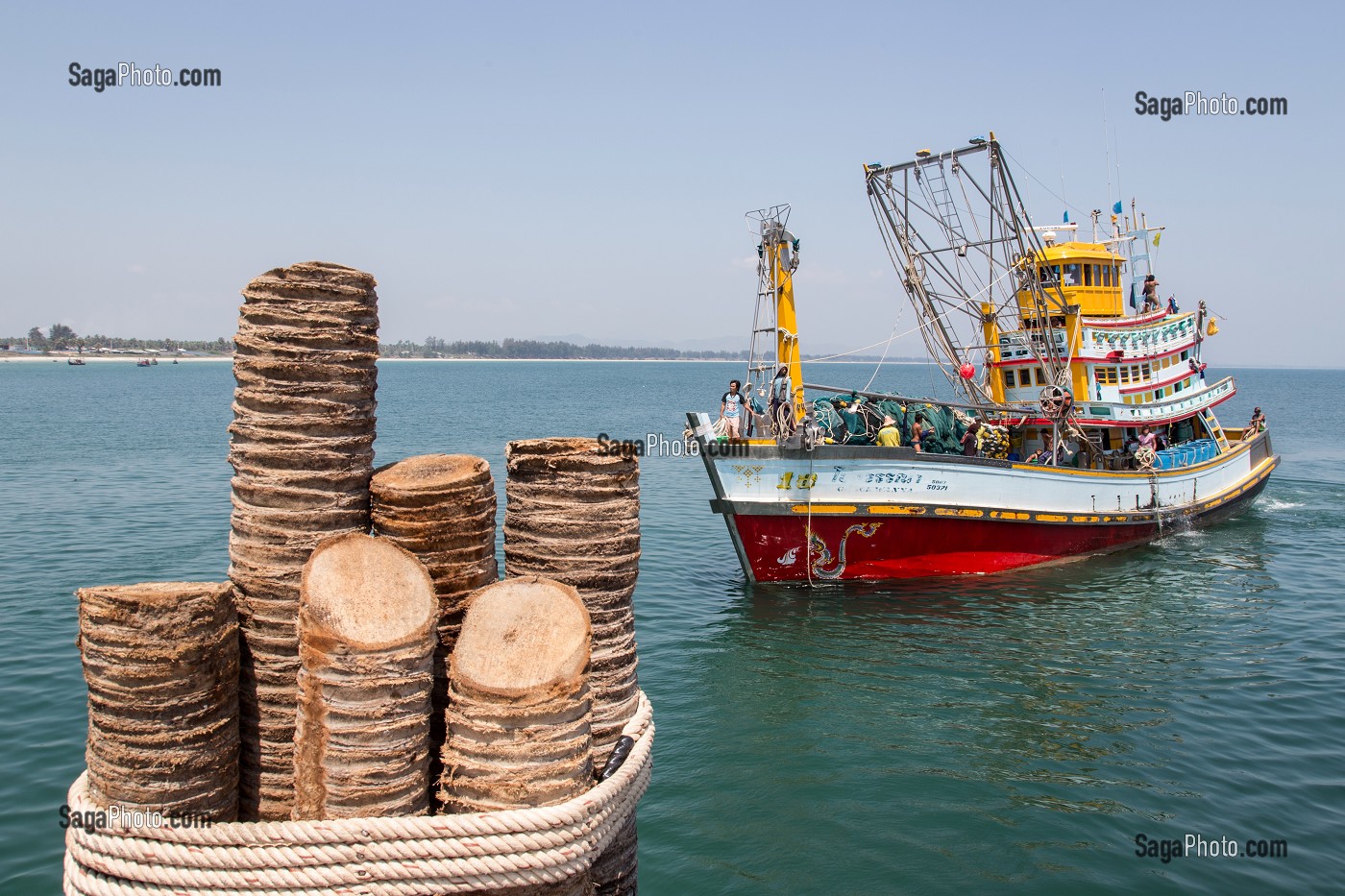 ARRIVEE DES BATEAUX DE PECHE SUR LE PORT DE BANG SAPHAN, THAILANDE, ASIE 