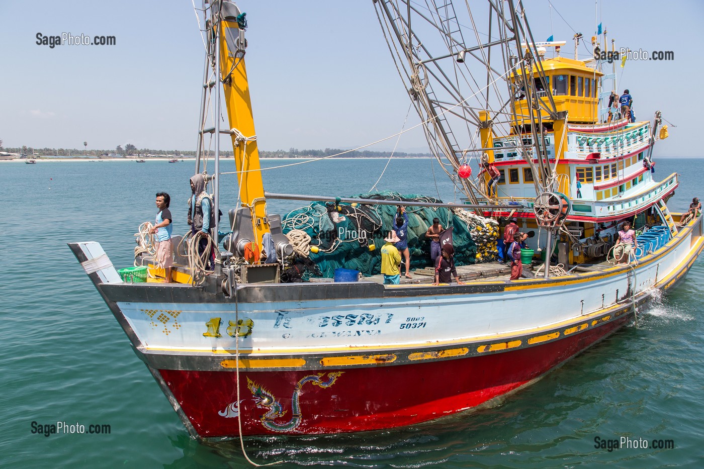 ARRIVEE DES BATEAUX DE PECHE SUR LE PORT DE BANG SAPHAN, THAILANDE, ASIE 