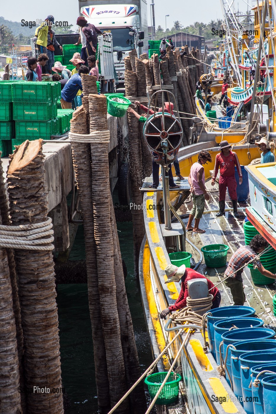 DECHARGEMENT DU POISSON SUR LES BATEAUX DE PECHE, PORT DE BANG SAPHAN, THAILANDE, ASIE 