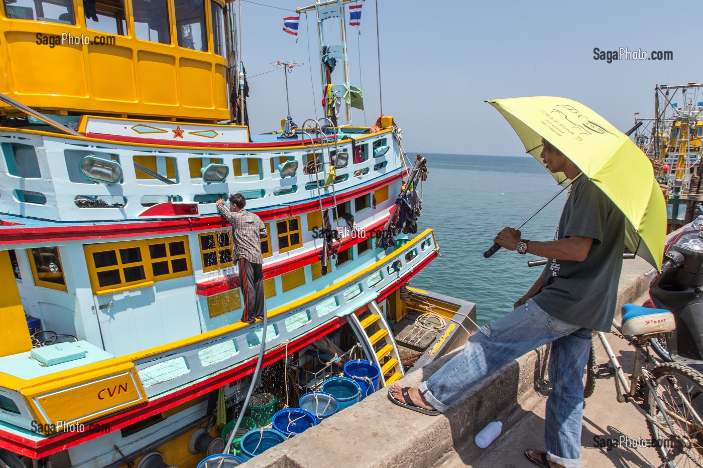 NETTOYAGE DES BATEAUX DE PECHE, PORT DE BANG SAPHAN, THAILANDE, ASIE 