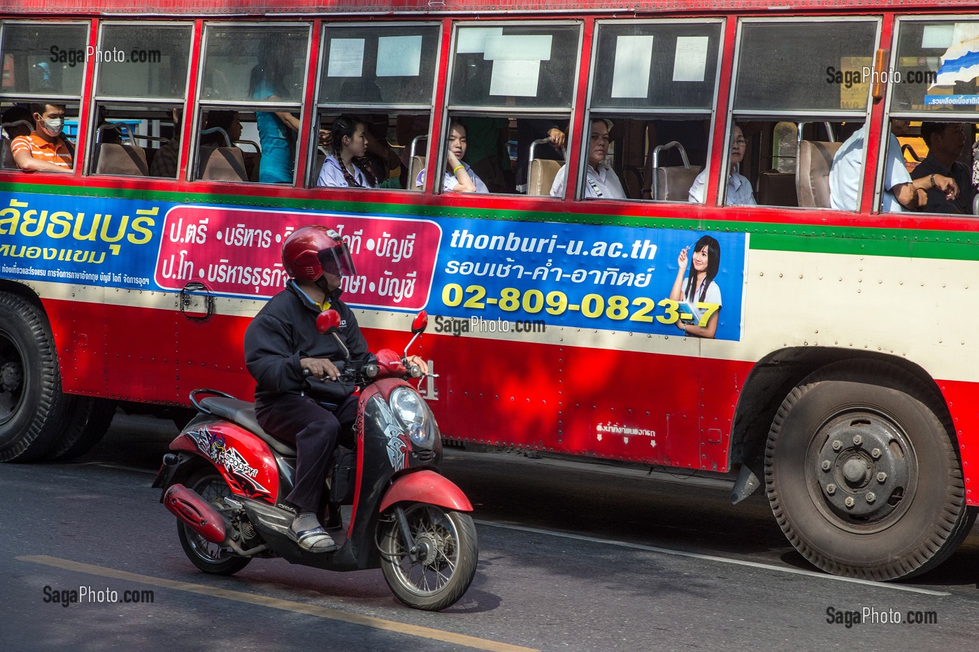 SCOOTER ET BUS ROUGE, LES MOYENS DE TRANSPORT LES MIEUX ADAPTES AU TRAFIC INTENSE DE LA CAPITALE, BANGKOK, THAILANDE, ASIE 