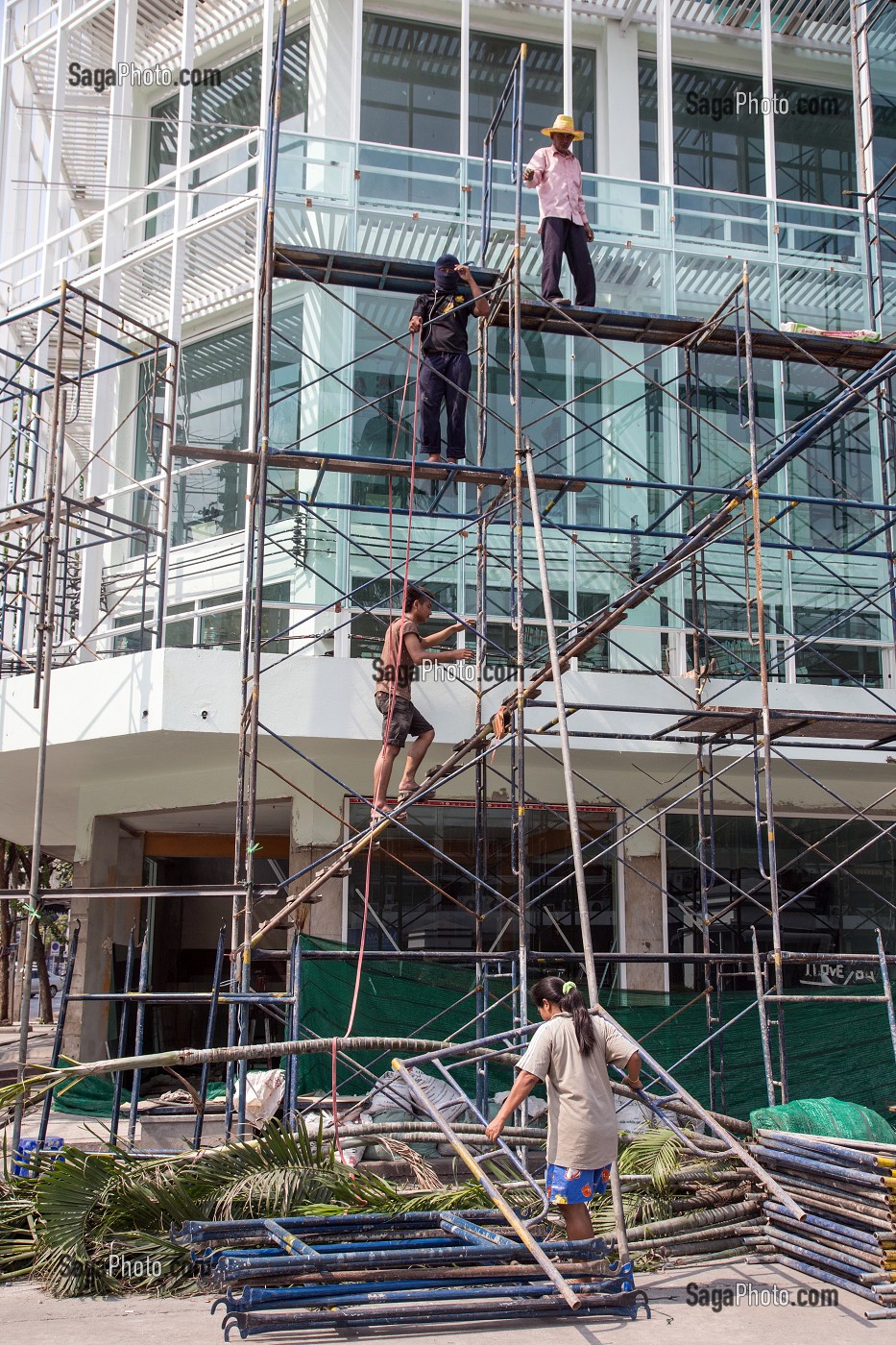 OUVRIERS AU TRAVAIL SUR UN CHANTIER DE FACADE D'IMMEUBLE MODERNE, BANGKOK, THAILANDE, ASIE 