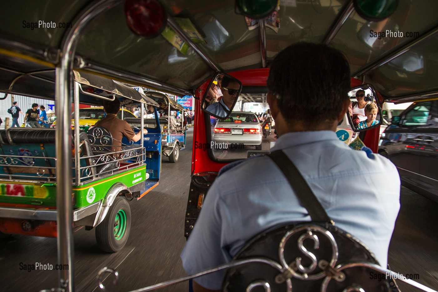 DEPLACEMENT EN TUK-TUK, UN MOYEN DE TRANSPORT TRES PRISE DES TOURISTES, BANGKOK, THAILANDE, ASIE 
