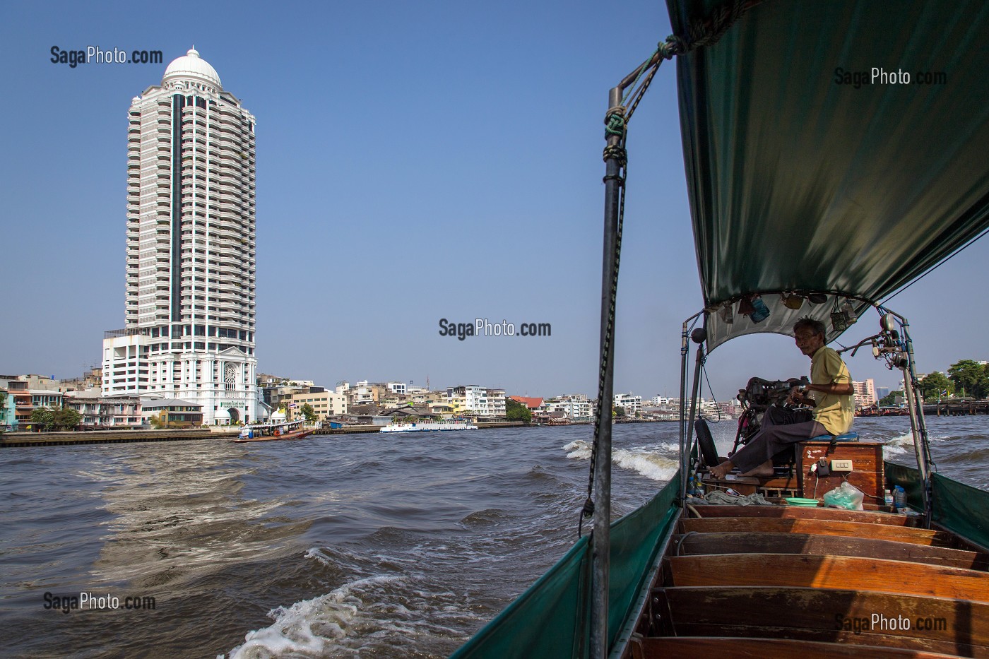 BALADE EN BATEAU TRADITIONNEL THAILANDAIS 'LONGUE-QUEUE' SUR LA RIVIERE CHAO PHRAYA, BANGKOK, THAILANDE, ASIE 