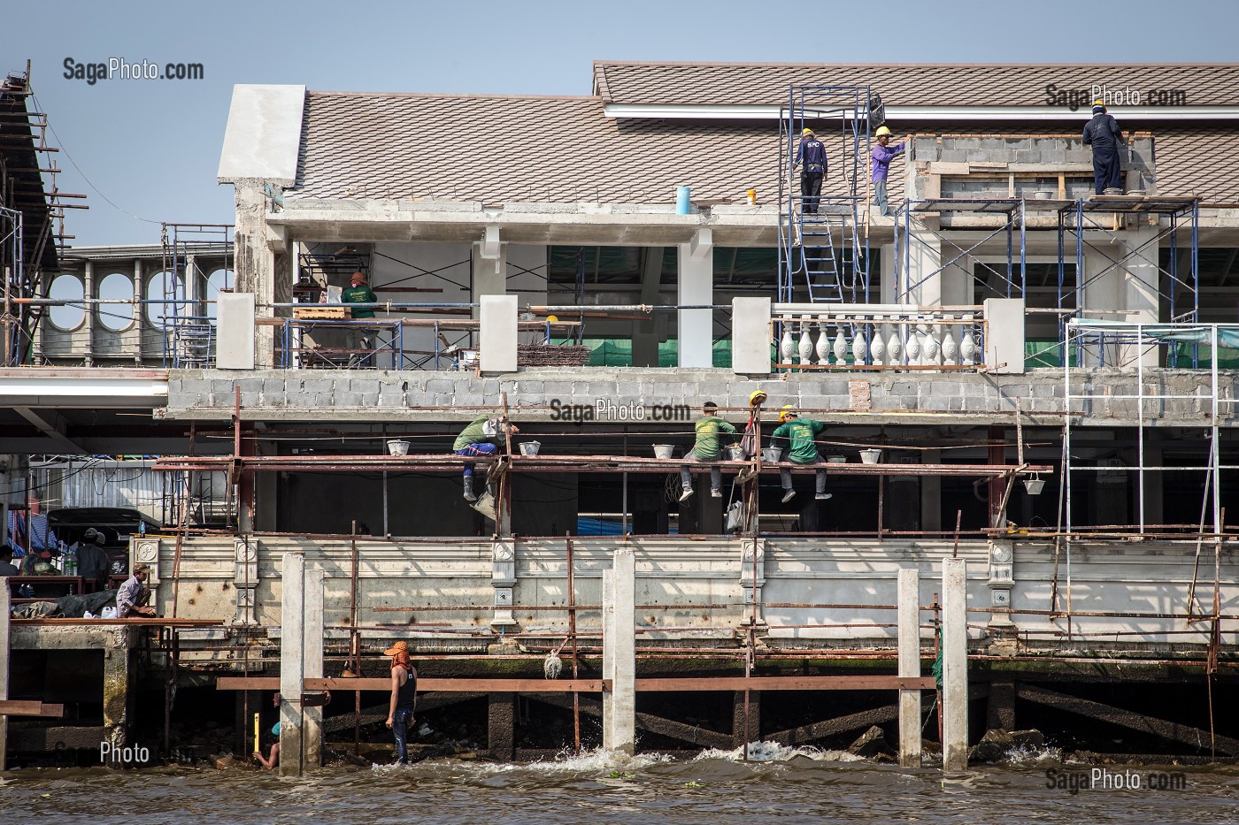 OUVRIERS AU TRAVAIL SUR L'UN DES NOMBREUX CHANTIERS DE LA VILLE AU BORD DE LA RIVIERE CHAO PHRAYA, BANGKOK, THAILANDE, ASIE 