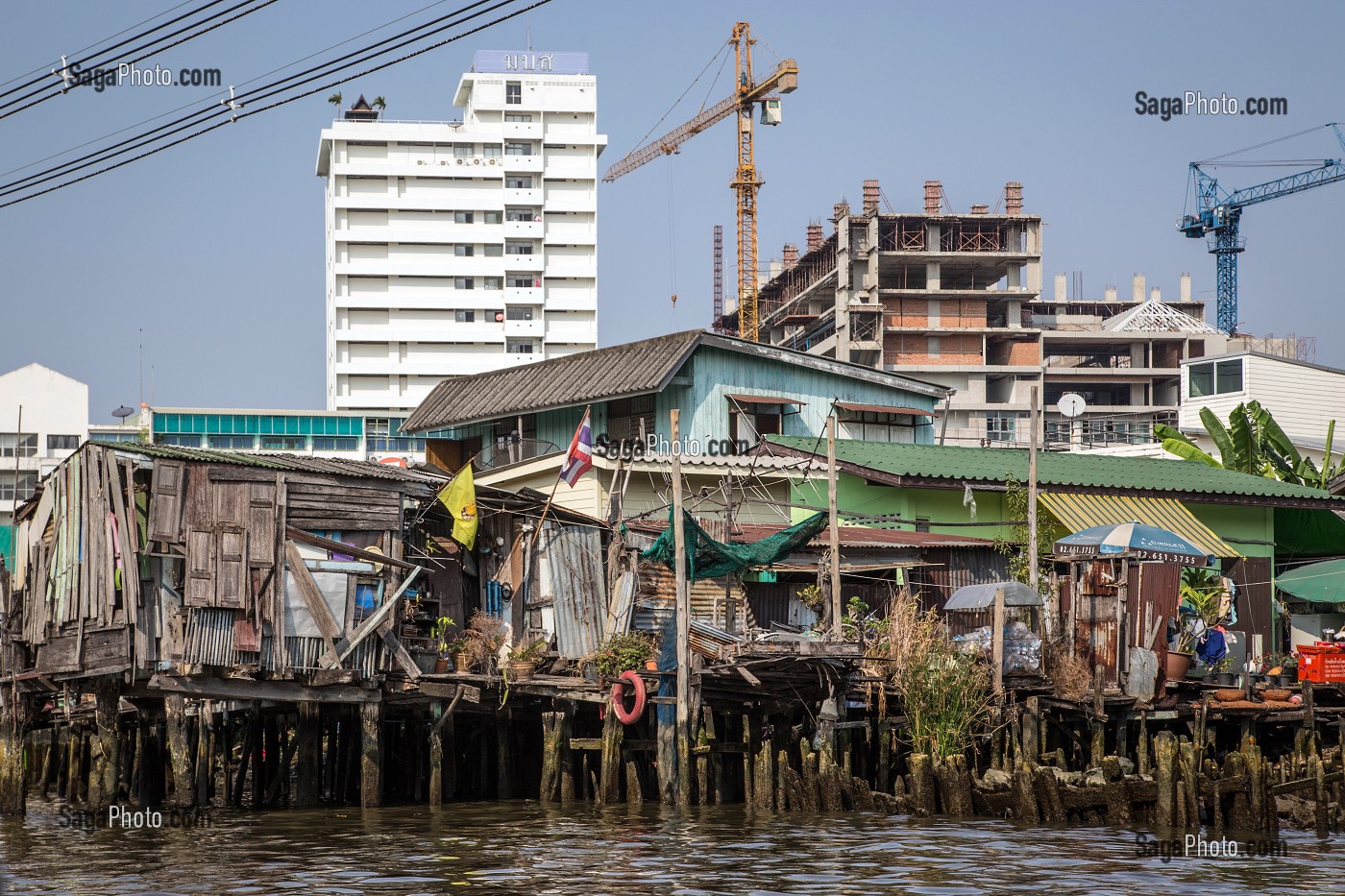 MAISONS SUR PILOTIS EN CONTRASTE AVEC LES IMMEUBLES EN CONSTRUCTION, BALADE EN BATEAU DANS DES KHLONGS (CANAUX DE LA VILLE), BANGKOK, THAILANDE, ASIE 