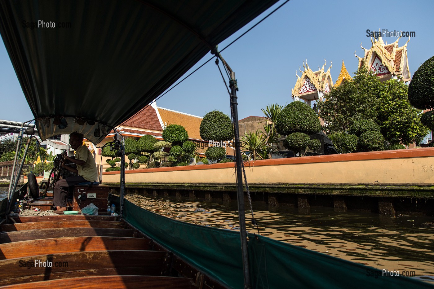 TEMPLE BOUDDHISTE AU BORD DE L'EAU, BALADE EN BATEAU TRADITIONNEL THAILANDAIS 'LONGUE-QUEUE' DANS DES KHLONGS (CANAUX DE LA VILLE), BANGKOK, THAILANDE, ASIE 