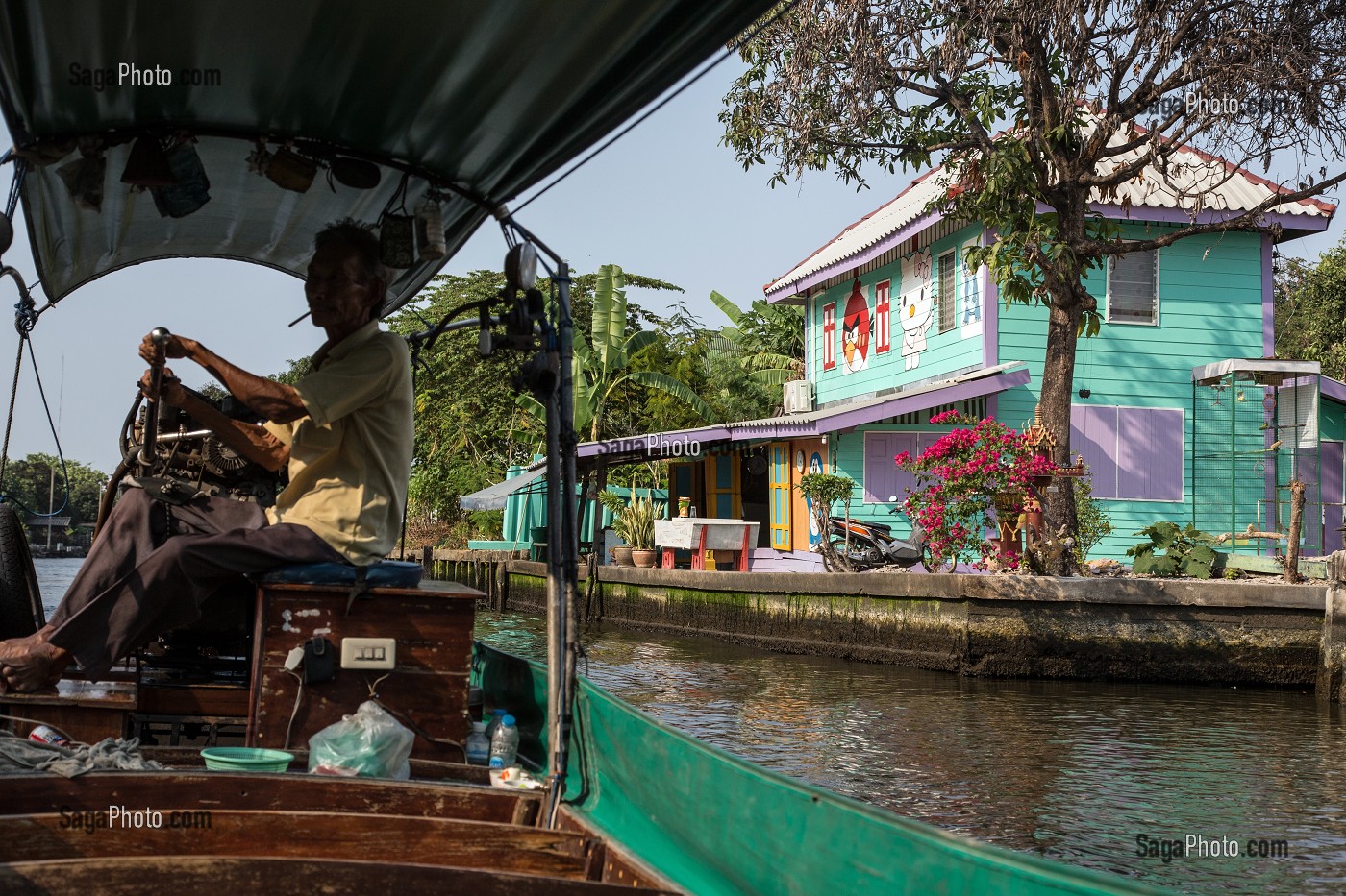 LA MAISON DE ANGRY BIRD, BALADE EN BATEAU TRADITIONNEL THAILANDAIS 'LONGUE-QUEUE' DANS DES KHLONGS (CANAUX DE LA VILLE), BANGKOK, THAILANDE, ASIE 