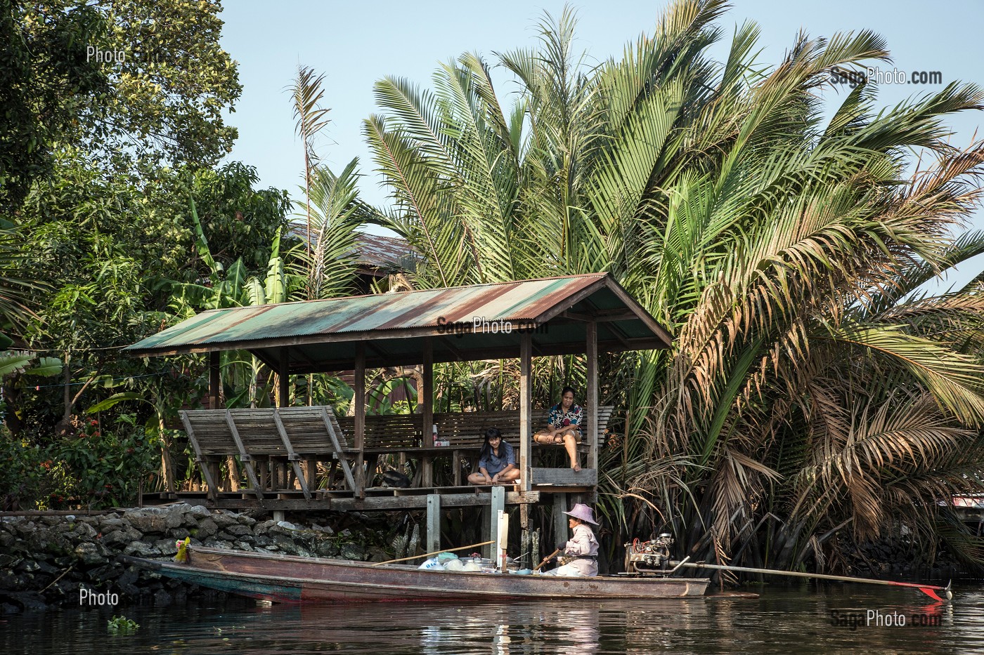 MAISONS SUR PILOTIS, BALADE EN BATEAU TRADITIONNEL THAILANDAIS 'LONGUE-QUEUE' DANS DES KHLONGS (CANAUX DE LA VILLE), BANGKOK, THAILANDE, ASIE 