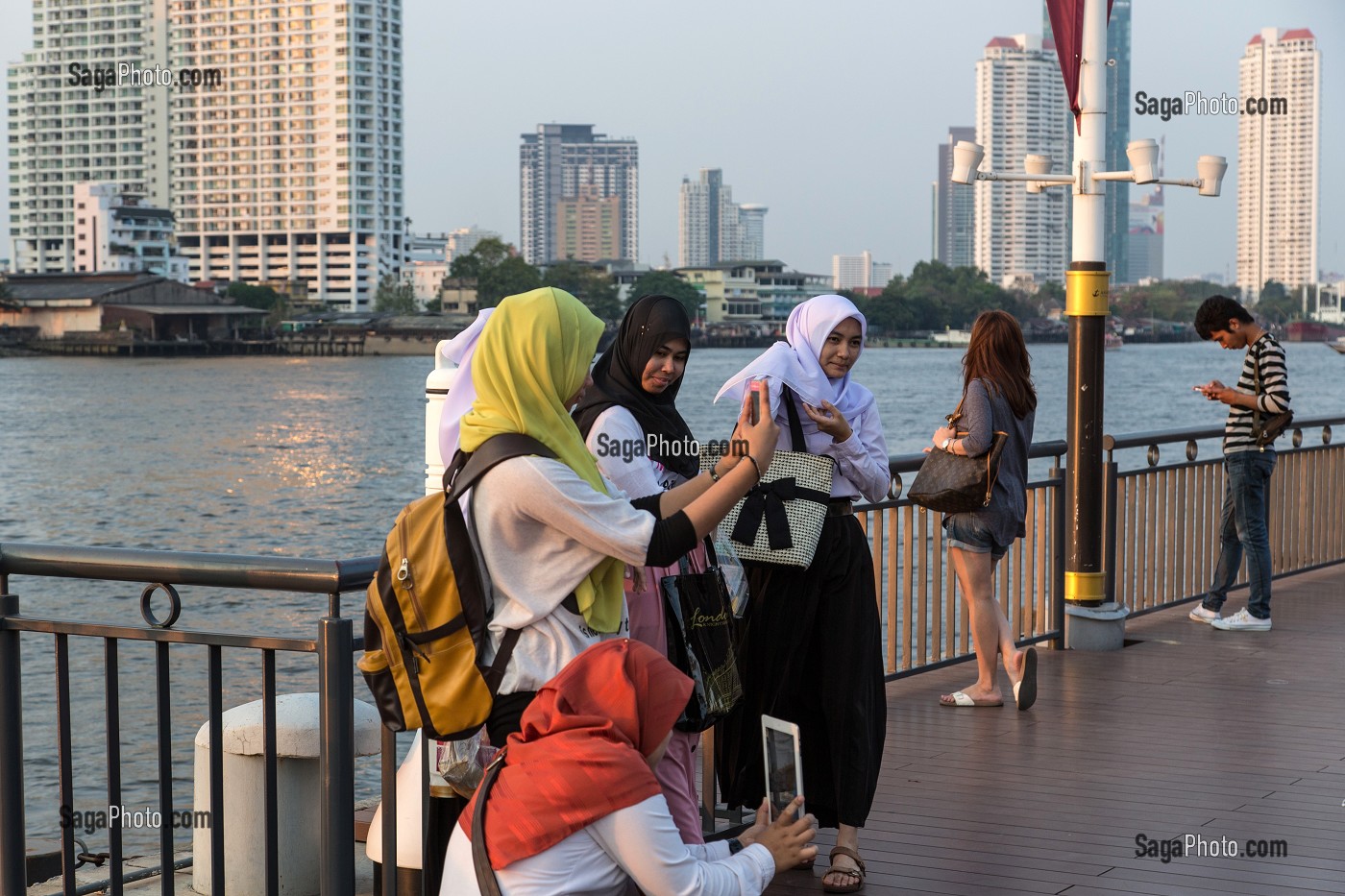 JEUNES FEMMES MUSULMANES, BALADE TOURISTIQUE SUR LA PROMENADE DE L'ASIATIQUE THE RIVERFRONT PRES DE LA RIVIERE CHAO PHRAYA, BANGKOK, THAILANDE, ASIE 