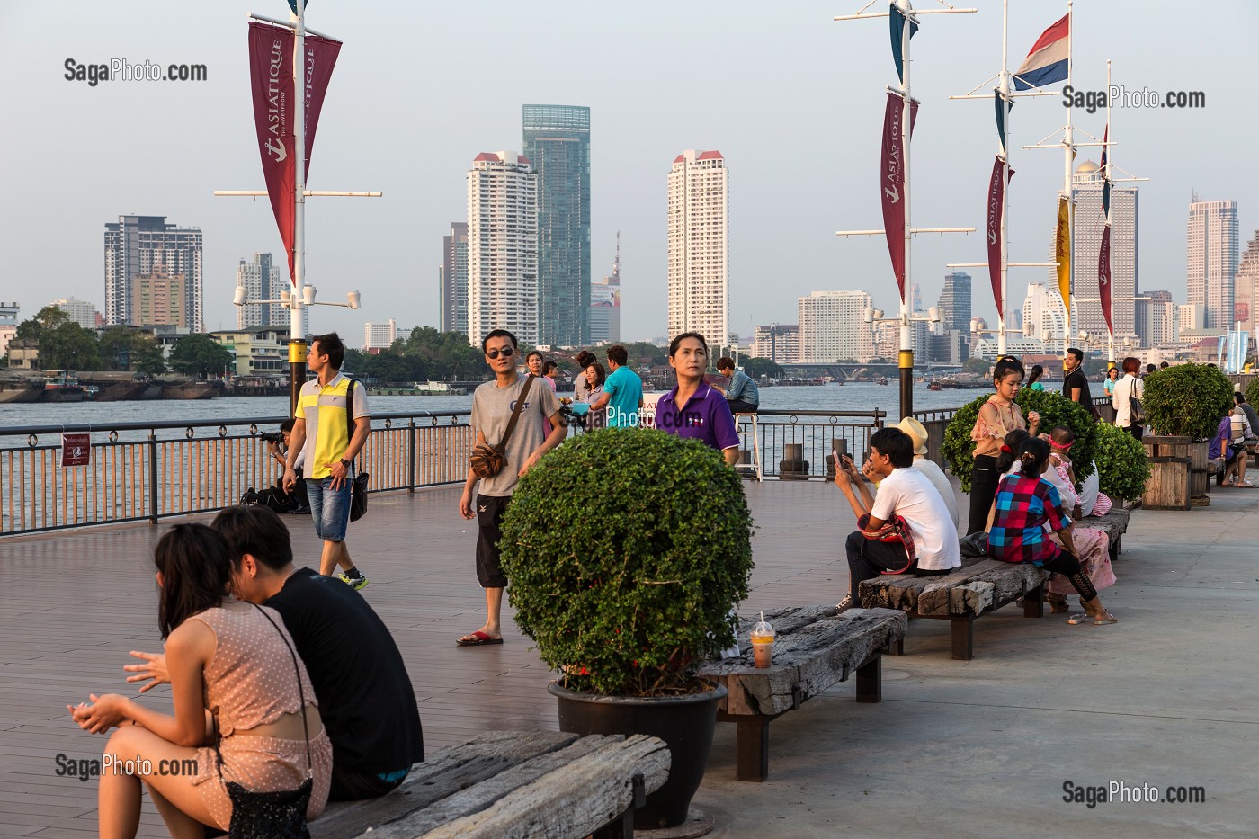 BALADE TOURISTIQUE SUR LA PROMENADE DE L'ASIATIQUE THE RIVERFRONT PRES DE LA RIVIERE CHAO PHRAYA, BANGKOK, THAILANDE, ASIE 