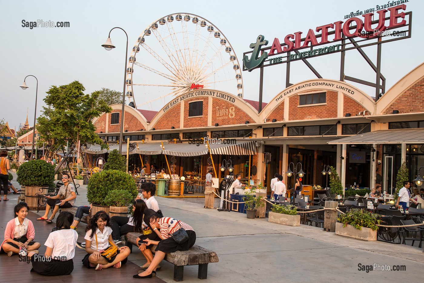 GRANDE ROUE ET BALADE TOURISTIQUE SUR LA PROMENADE DE L'ASIATIQUE THE RIVERFRONT PRES DE LA RIVIERE CHAO PHRAYA, BANGKOK, THAILANDE, ASIE 