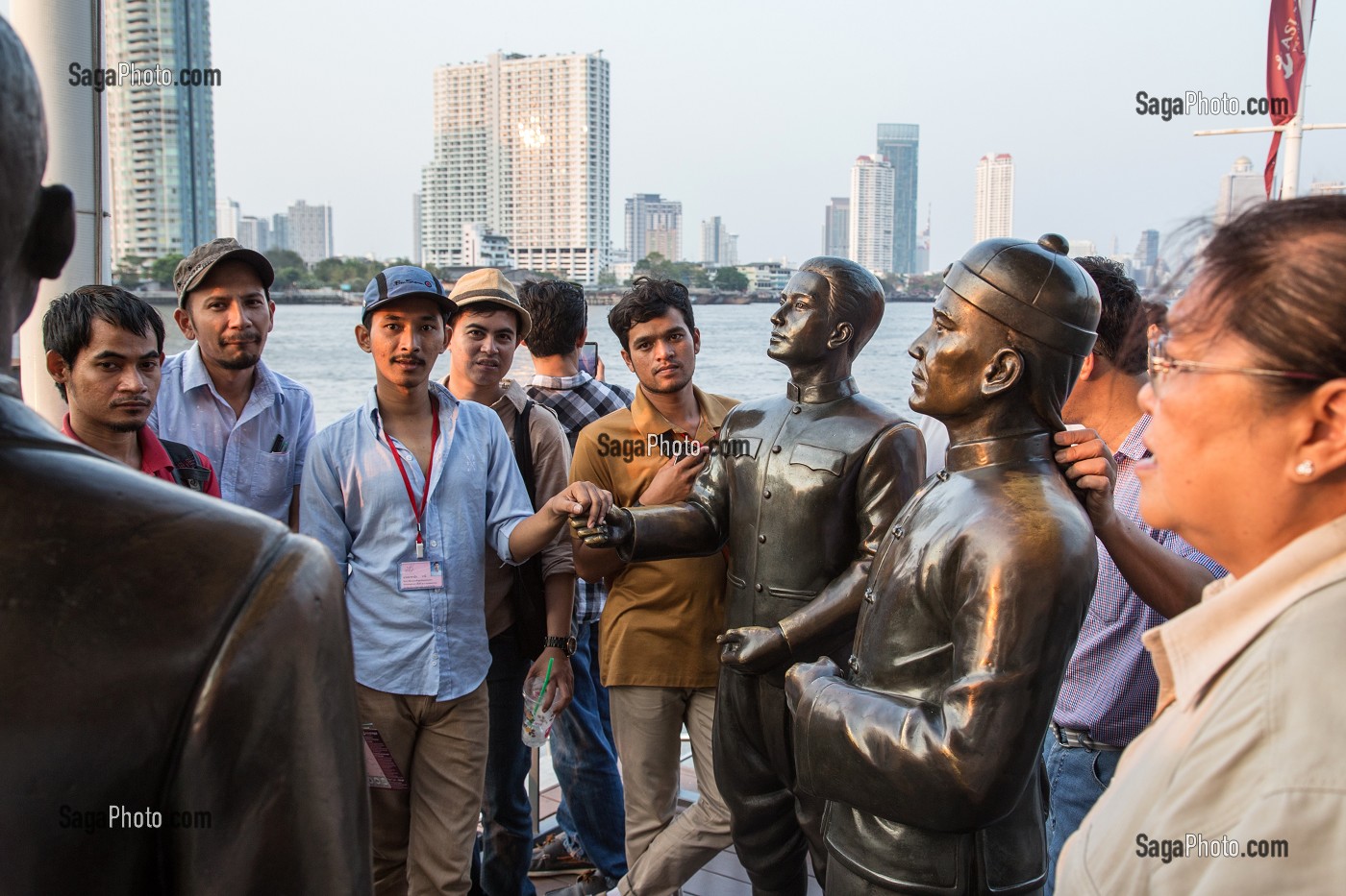 SCULPTURE EN BRONZE RAPPELANT L'HISTOIRE DU PAYS, BALADE TOURISTIQUE ET HISTORIQUE SUR LA PROMENADE DE L'ASIATIQUE THE RIVERFRONT PRES DE LA RIVIERE CHAO PHRAYA, BANGKOK, THAILANDE, ASIE 