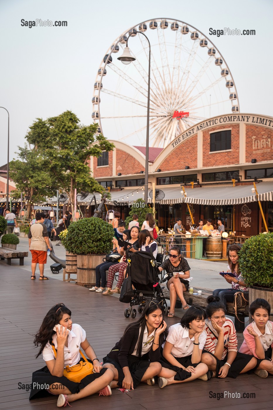 GRANDE ROUE ET JEUNES FEMMES ASIATIQUES, BALADE TOURISTIQUE SUR LA PROMENADE DE L'ASIATIQUE THE RIVERFRONT PRES DE LA RIVIERE CHAO PHRAYA, BANGKOK, THAILANDE, ASIE 