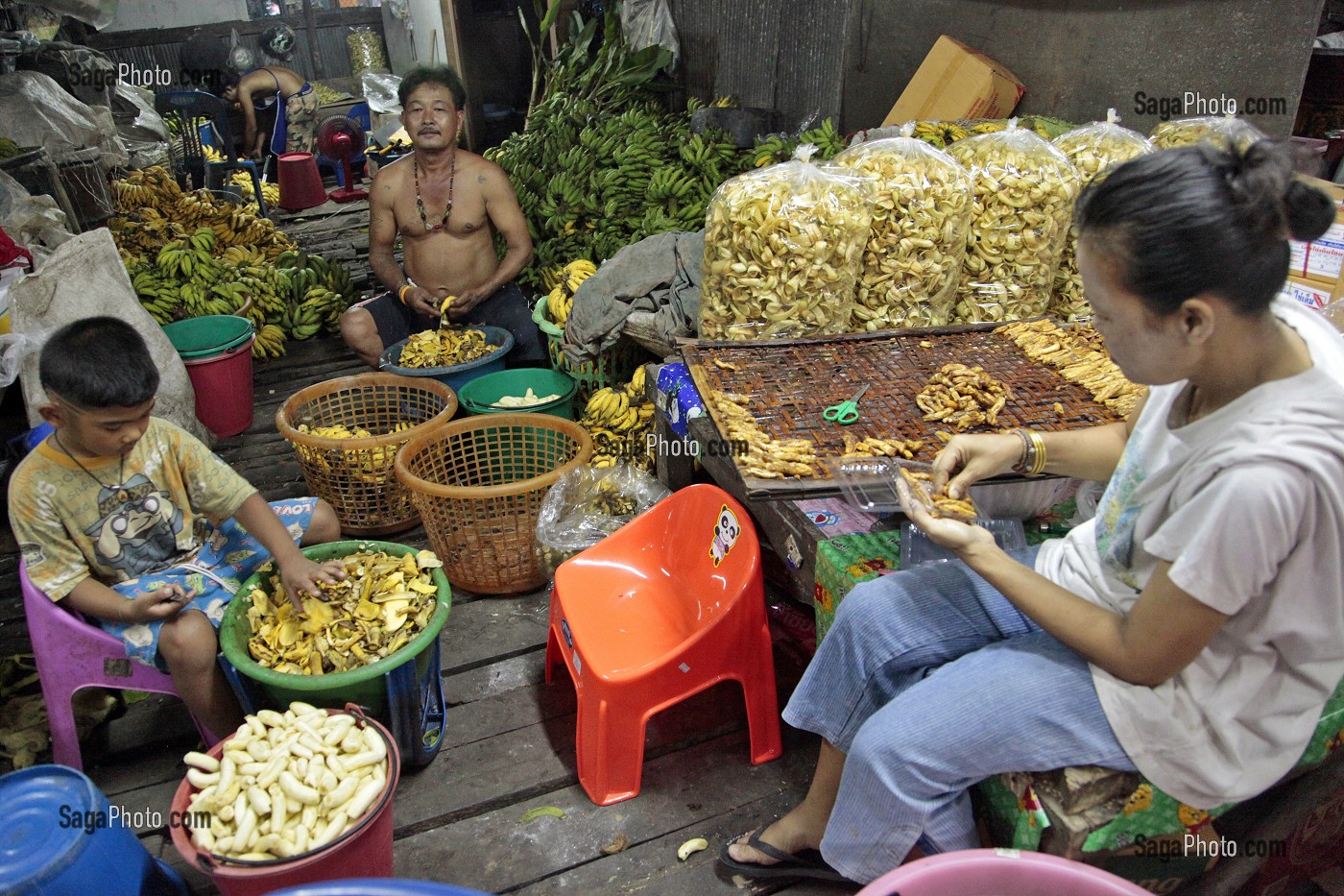 FABRICATION DE PRODUITS ALIMENTAIRES A BASE DE BANANES (CHIPS) DANS UNE ARRIERE-BOUTIQUE, VILLAGE DE LA REGION DE BAN SAPHAN, THAILANDE, ASIE 