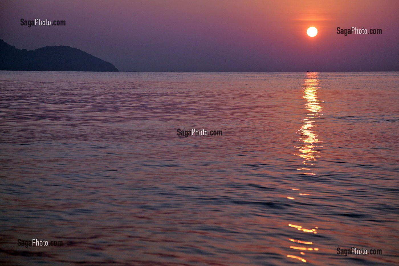 LEVER DE SOLEIL SUR LA MER, REGION DE BAN SAPHAN, THAILANDE 