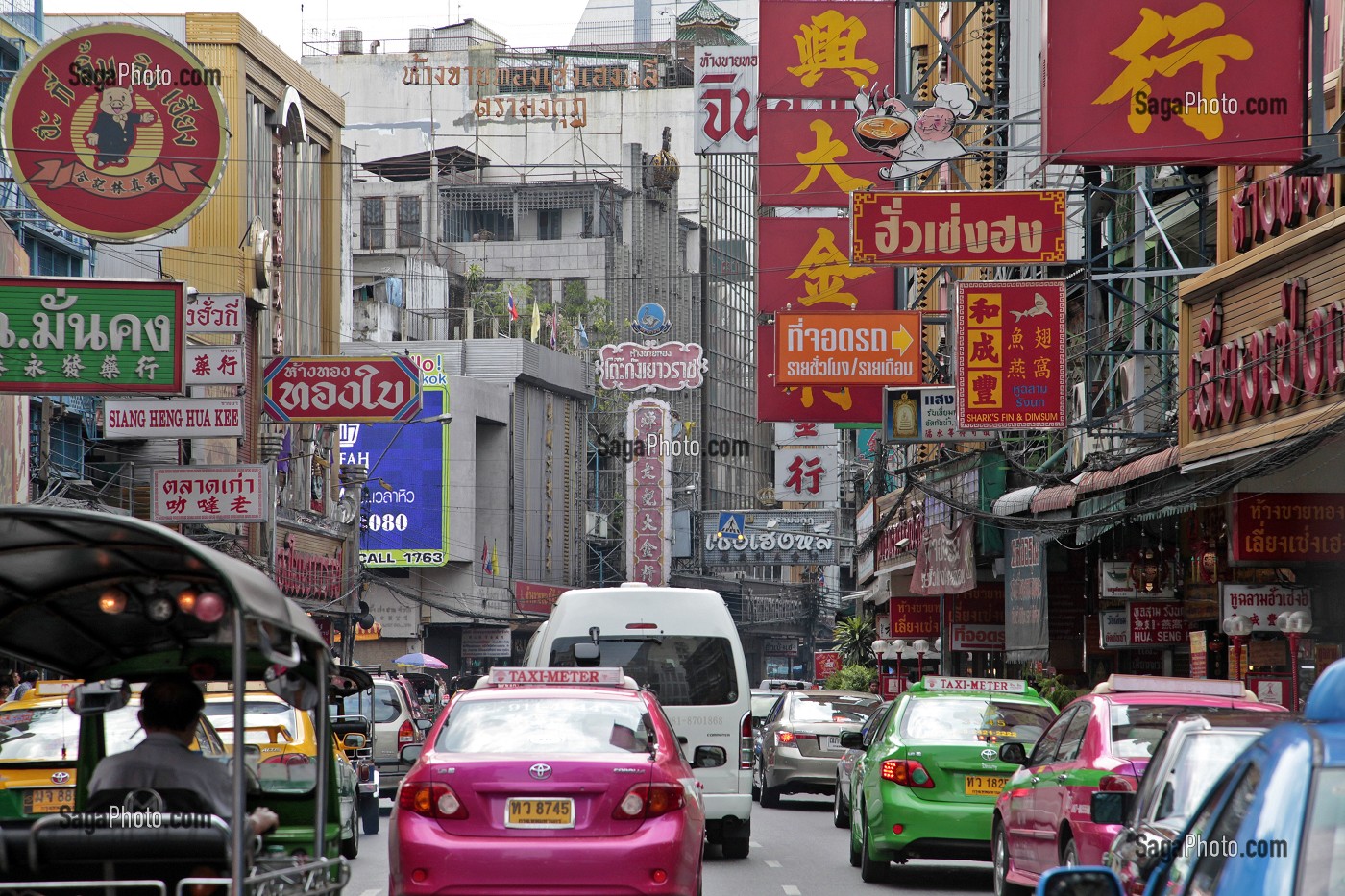 TAXIS METERS, TAXIS OFFICIELS DE LA VILLE, CIRCULATION ROUTIERE DANS LE QUARTIER CHINOIS (CHINATOWN), BANGKOK, THAILANDE, ASIE 