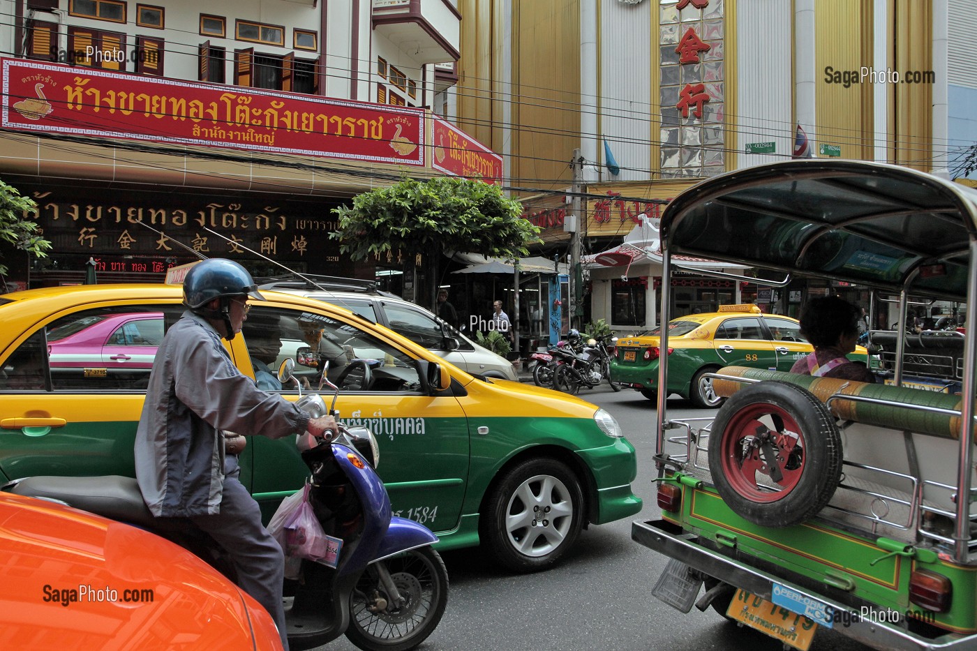 TAXIS METERS, TAXIS OFFICIELS DE LA VILLE, CIRCULATION ROUTIERE DANS LE QUARTIER CHINOIS (CHINATOWN), BANGKOK, THAILANDE, ASIE 