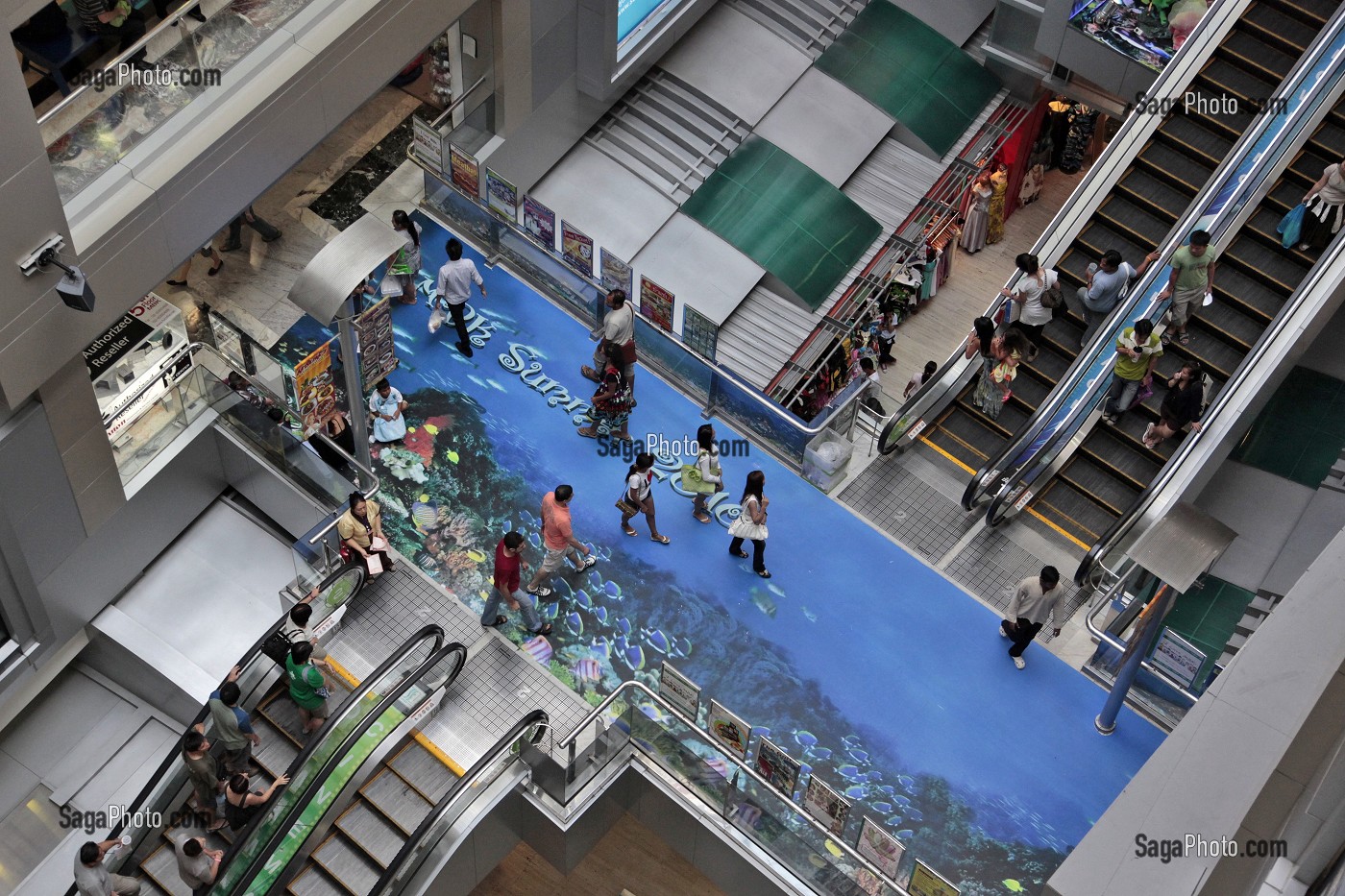 ESCALATORS DESSERVANT LES DIFFERENTS NIVEAUX DU CENTRE COMMERCIAL MBK, BANGKOK, THAILANDE, ASIE 