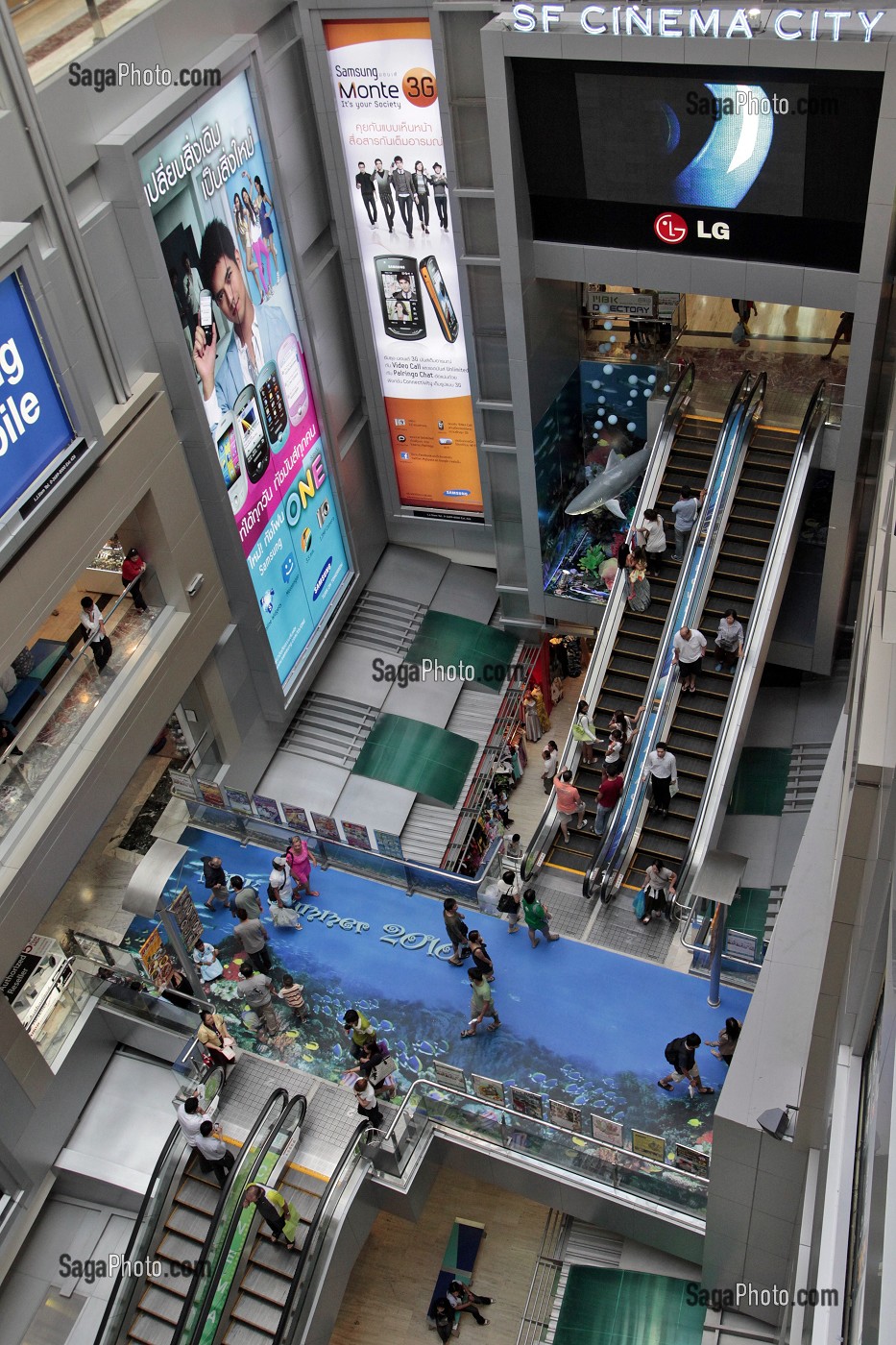ESCALATORS DESSERVANT LES DIFFERENTS NIVEAUX DU CENTRE COMMERCIAL MBK, BANGKOK, THAILANDE, ASIE 