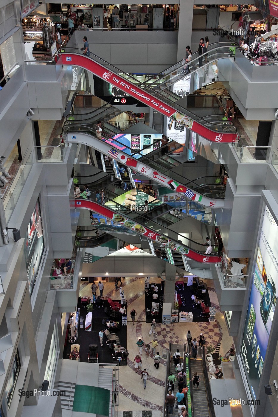 ESCALATORS DESSERVANT LES DIFFERENTS NIVEAUX DU CENTRE COMMERCIAL MBK, BANGKOK, THAILANDE, ASIE 