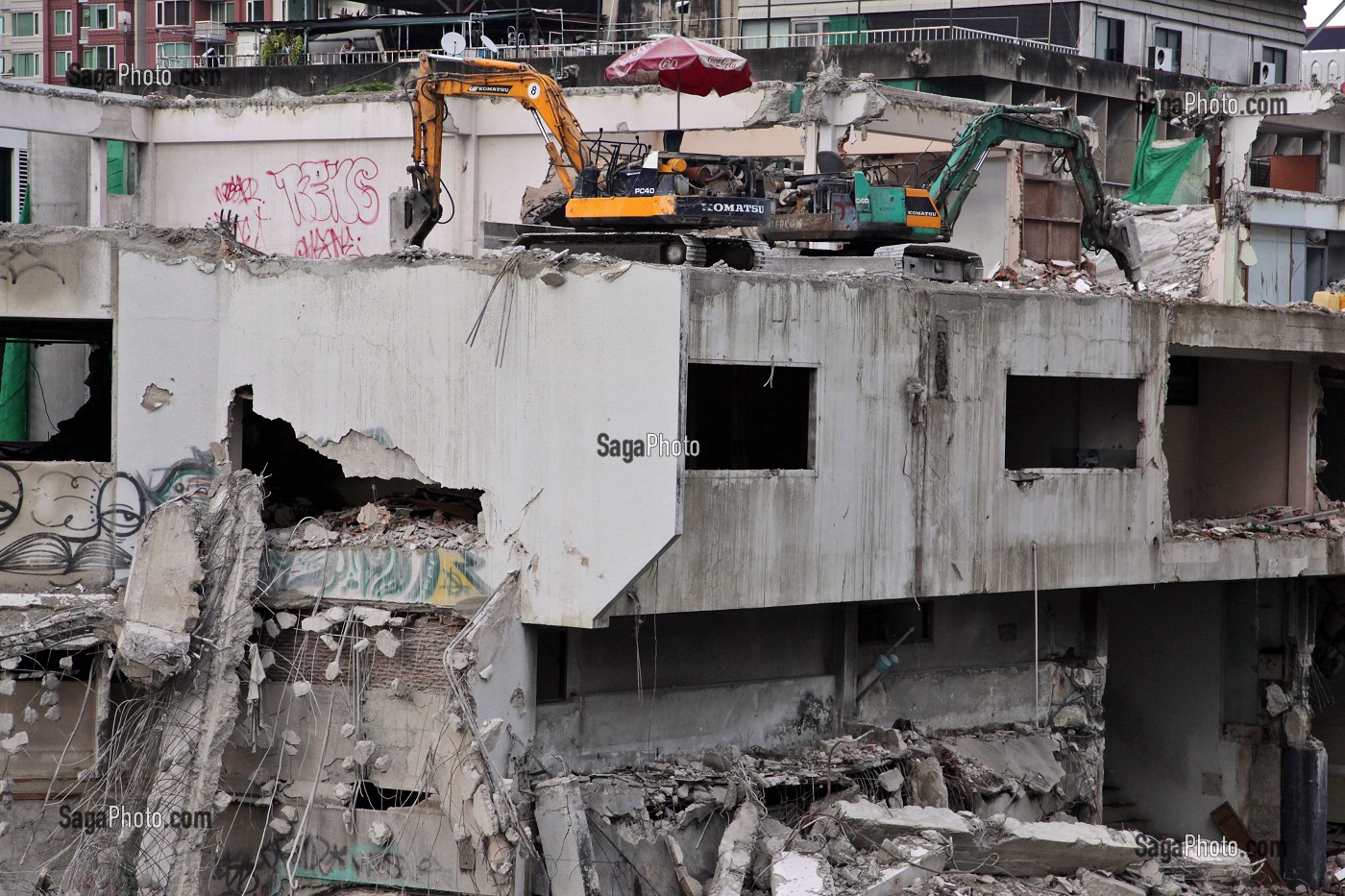 TRAVAUX DE DEMOLITION D'UN IMMEUBLE, BANGKOK, THAILANDE 