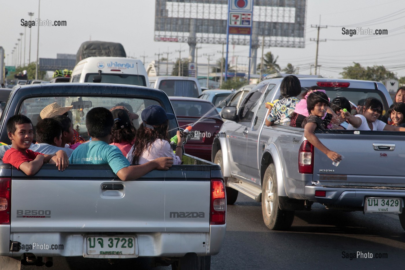 JEUX D'EAU SUR L'AUTOROUTE, FETE DU NOUVEL AN, BANGKOK, THAILANDE 