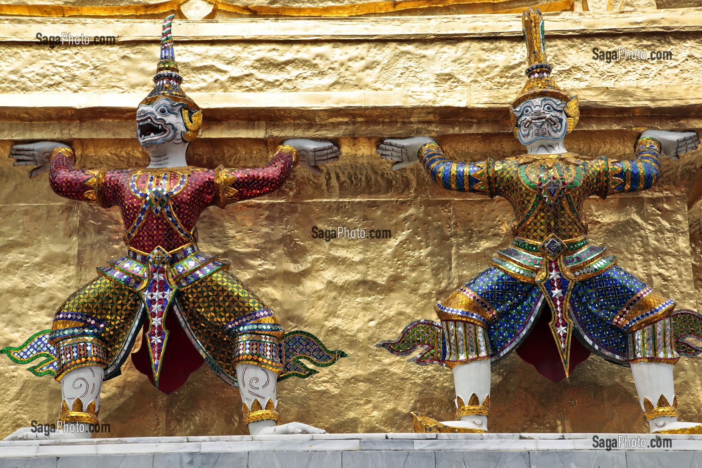 SCULPTURES D'APSARI, NYMPHES CELESTES, TEMPLE DU WAT PHRA KEO, BANGKOK, THAILANDE 