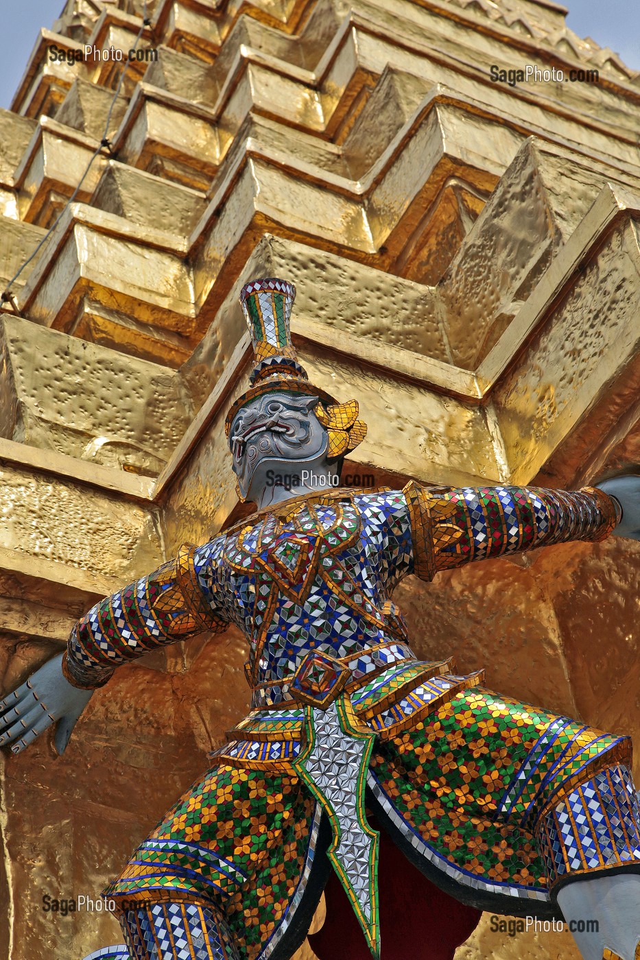 SCULPTURES D'APSARI, NYMPHES CELESTES QUI DANSENT POUR LE PLAISIR DES DIEUX, WAT PHRA KEO OU TEMPLE DU BOUDDHA D’EMERAUDE, CITE ROYALE DE BANGKOK, THAILANDE, ASIE 