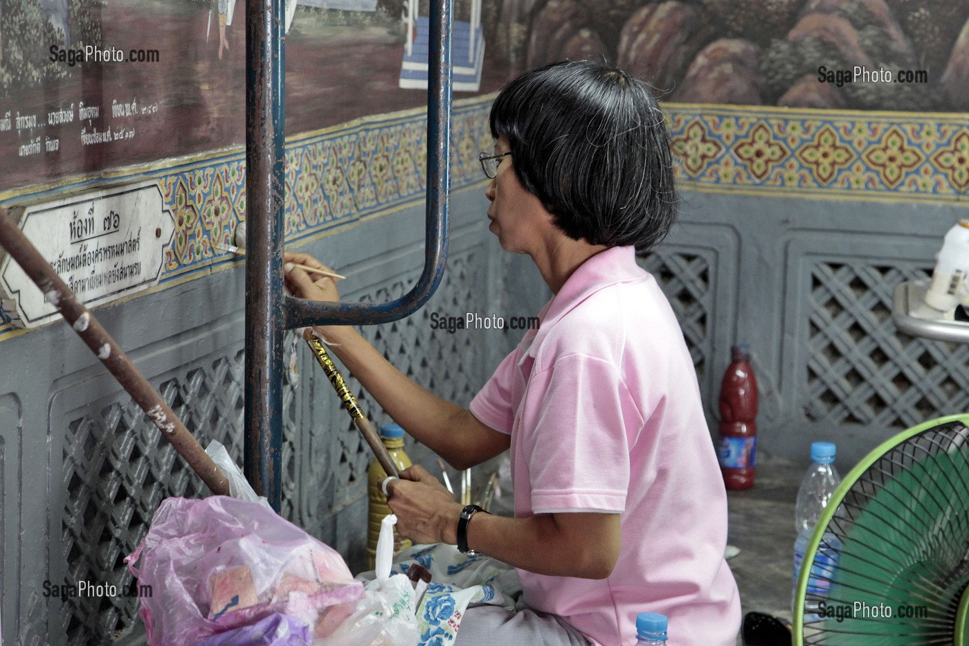 PEINTRE RENOVANT UNE FRISE DU GRAND PALAIS ROYAL DE BANGKOK, THAILANDE 