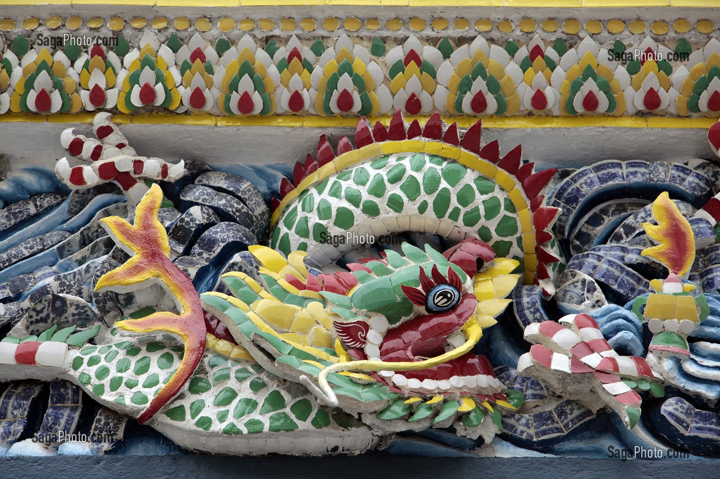 DETAIL D'UNE FRISE EN CERAMIQUE SCULPTEE ET PEINTE, CHEDI DU GRAND PALAIS ROYAL DE BANGKOK, THAILANDE, ASIE 
