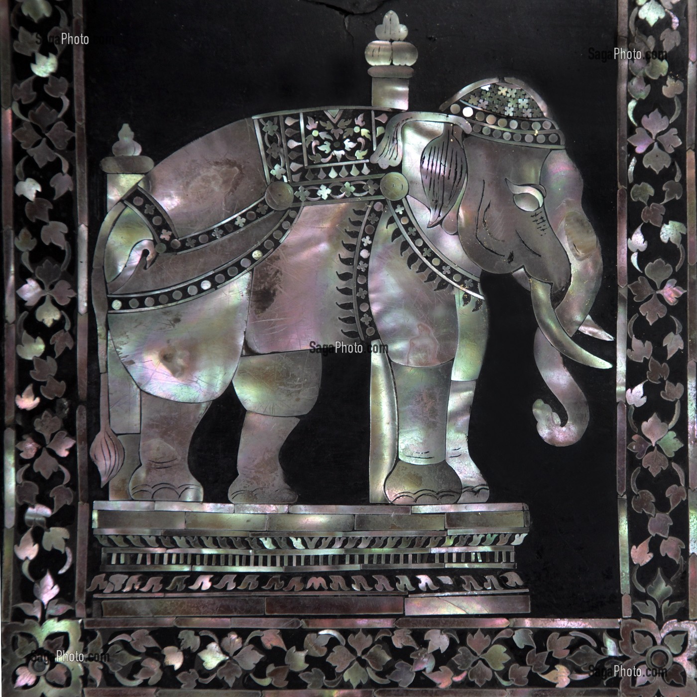 DECORATION, INCRUSTATIONS DE NACRE SUR UN PANNEAU DE BOIS LAQUE, WAT PHO (WAT PHRA CHETUPON) OU TEMPLE DU BOUDDHA COUCHE, BANGKOK, THAILANDE, ASIE 