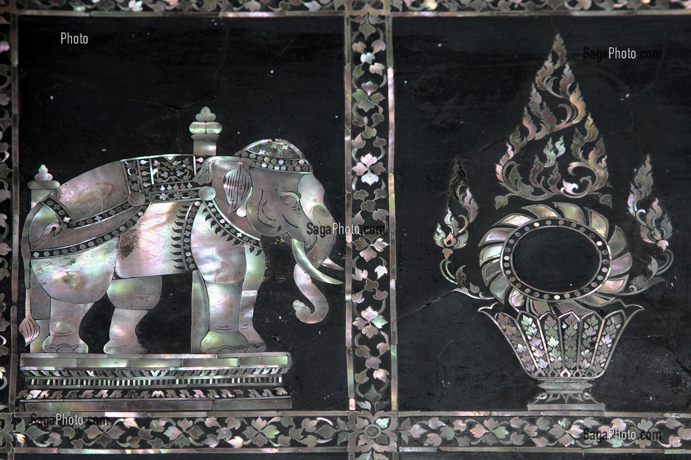 DECORATION, INCRUSTATIONS DE NACRE SUR UN PANNEAU DE BOIS LAQUE, WAT PHO (WAT PHRA CHETUPON) OU TEMPLE DU BOUDDHA COUCHE, BANGKOK, THAILANDE, ASIE 