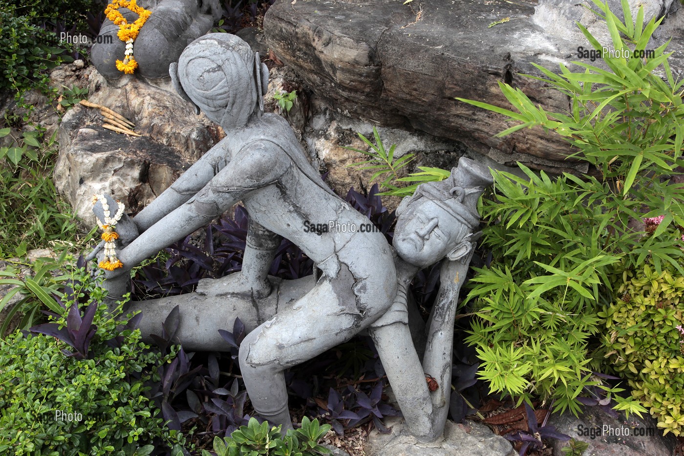 SCULPTURES DE NATS EN PIERRE QUI SERVAIENT DE LEST AUX BATEAUX APRES LEUR LIVRAISON DE RIZ EN CHINE, WAT PHO (WAT PHRA CHETUPON) OU TEMPLE DU BOUDDHA COUCHE, BANGKOK, THAILANDE, ASIE 