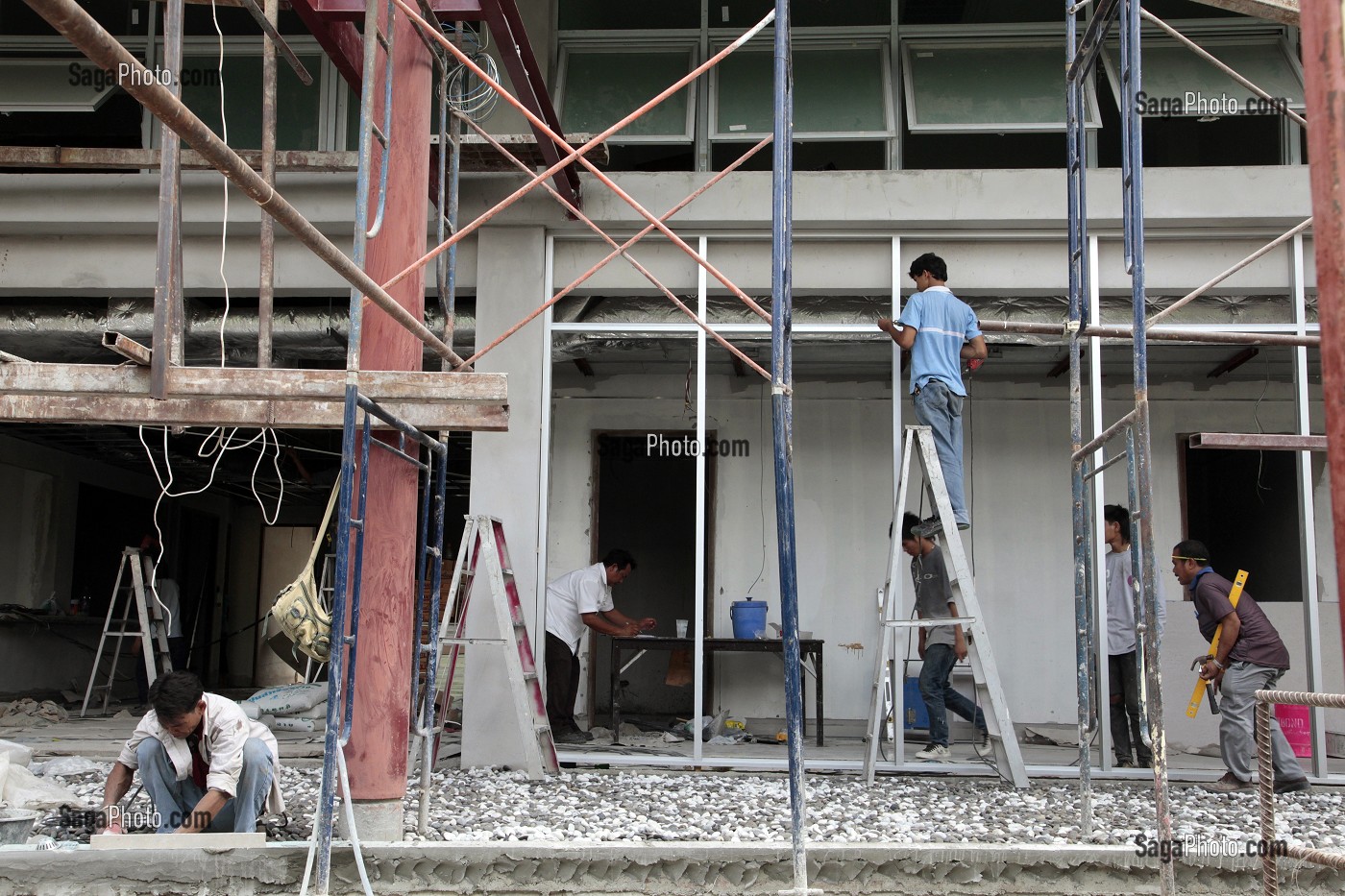 OUVRIERS SUR UN CHANTIER, TRAVAUX DE CONSTRUCTION D'UN IMMEUBLE, BANGKOK, THAILANDE, ASIE 