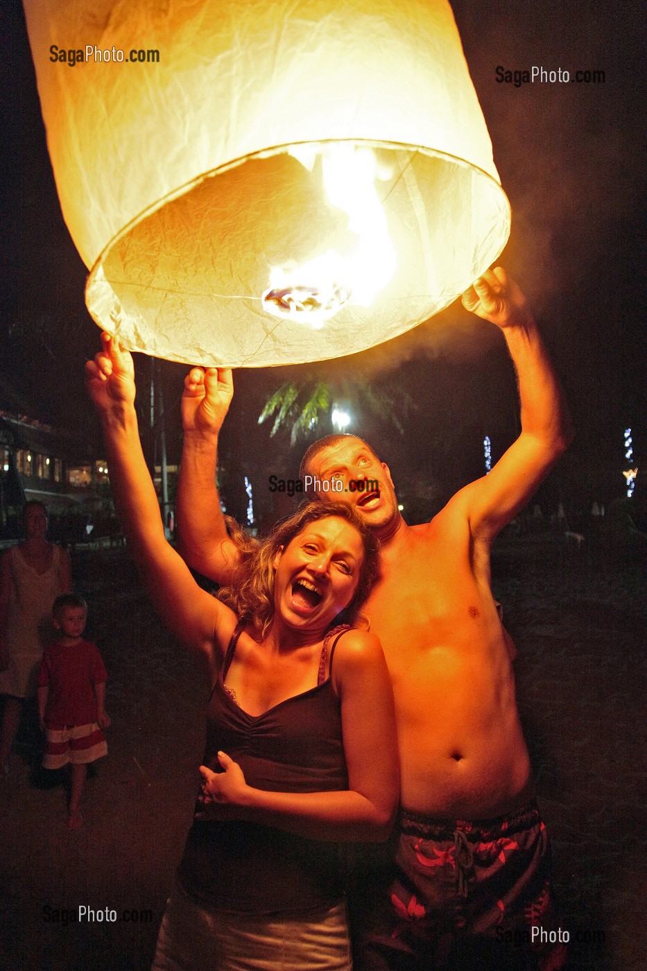 TOURISTES S'AMUSANT AVEC DES LANTERNES CELESTES APPELEES AUSSI LANTERNES VOLANTES, SKY LANTERN OU ENCORE KHOOM LOY EN THAILANDAIS, SOIREE FESTIVE DU CORAL HOTEL, BANG SAPHAN, PROVINCE DE PRACHUAP KHIRI KHAN, THAILANDE, ASIE 