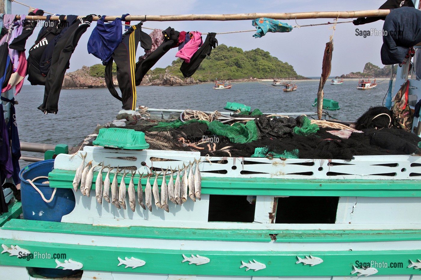 SECHAGE DES POISSONS SUR UN BATEAU, PORT DE PECHE DE BANG SAPHAN, THAILANDE, ASIE 