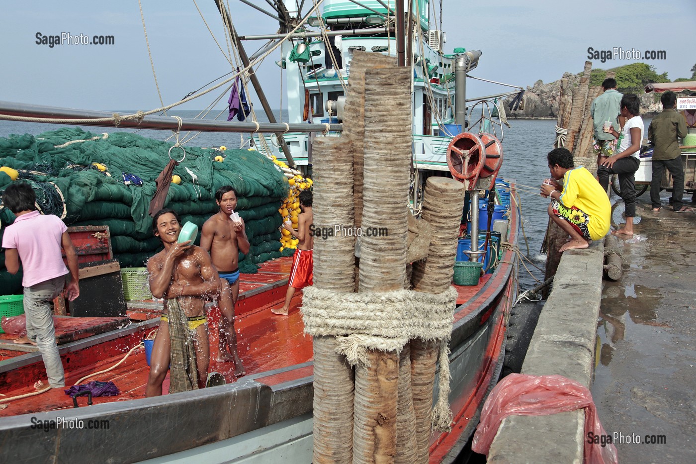 PECHEUR BIRMAN SUR UN BATEAU, LA MAIN-D'OEUVRE EST MOINS CHERE EN BIRMANIE, PORT DE PECHE DE BANG SAPHAN, THAILANDE, ASIE 