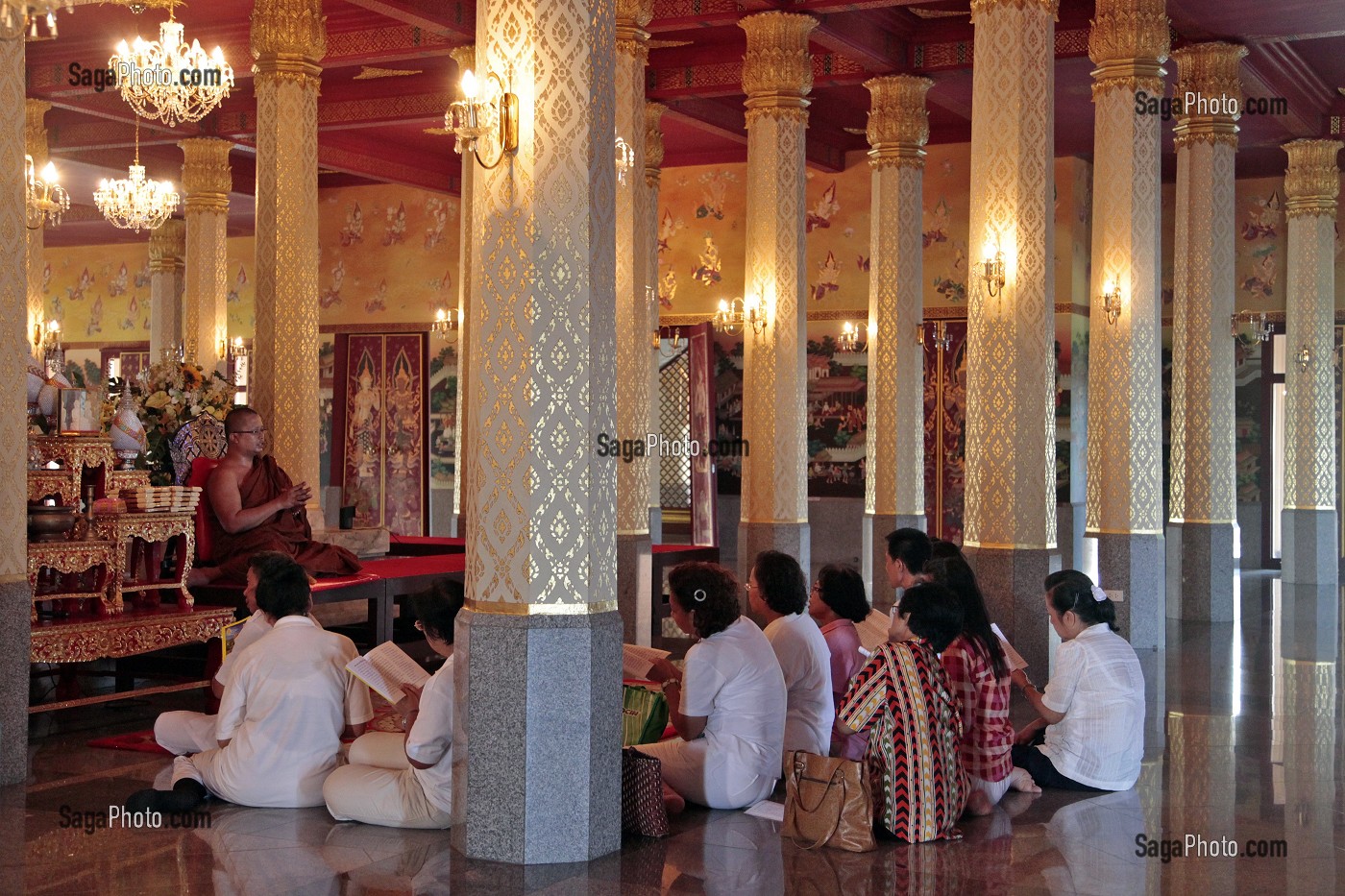 PRIERE DANS LE PRA MAHATAT JEDE PUKDE PRAKAD, TEMPLE DU BIG BOUDDHA CONSTRUIT EN L'HONNEUR DU ROI RAMA IX POUR LE 50EME ANNIVERSAIRE DE SON ACCESSION AU TRONE, BAN KRUT, REGION DE BANG SAPHAN, THAILANDE, ASIE 