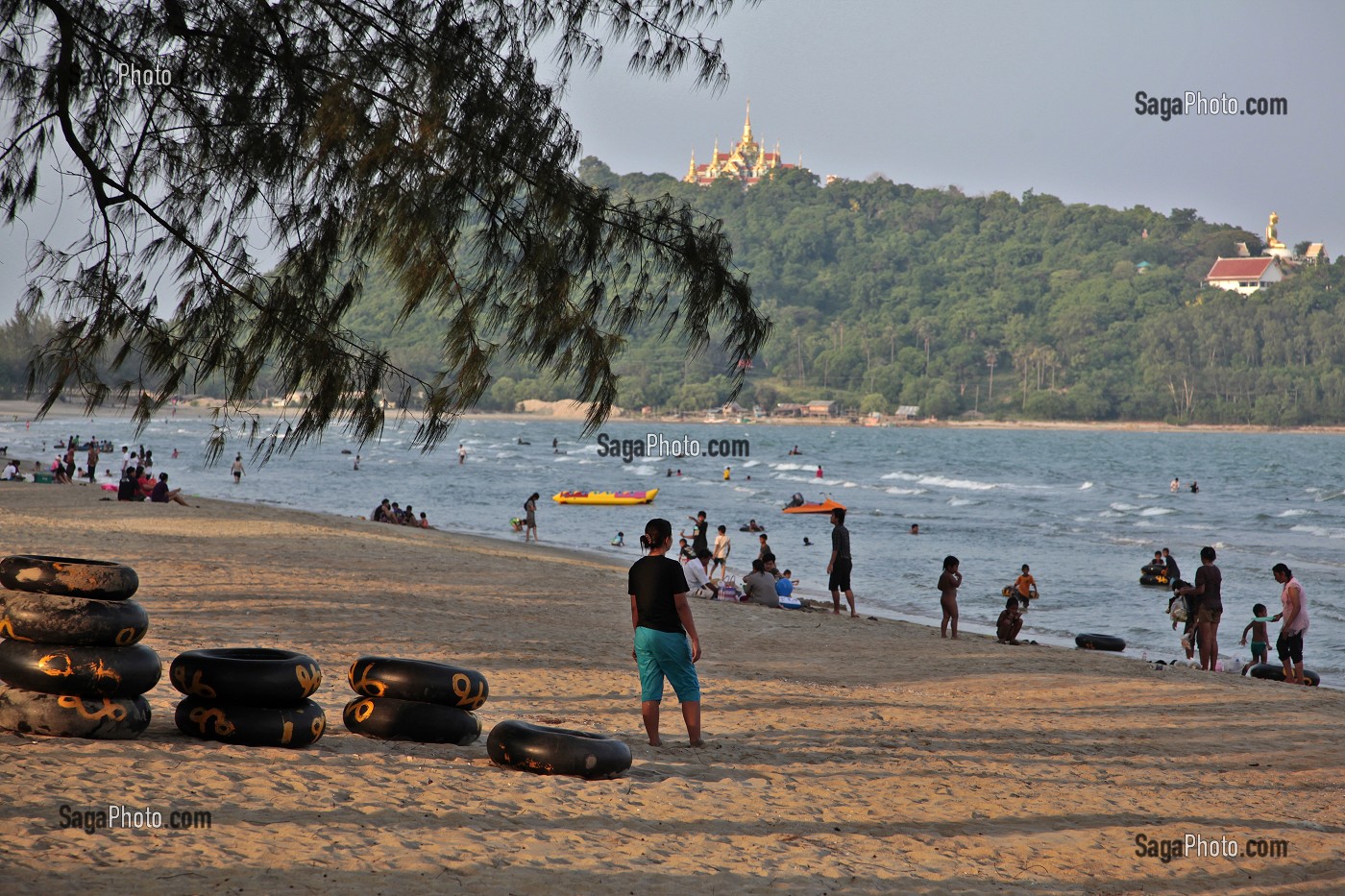 PLAGE DE BAN KRUT AVEC EN ARRIERE-PLAN LE PRA MAHATAT JEDE PUKDE PRAKAD, TEMPLE DU BIG BOUDDHA, REGION DE BANG SAPHAN, THAILANDE, ASIE 