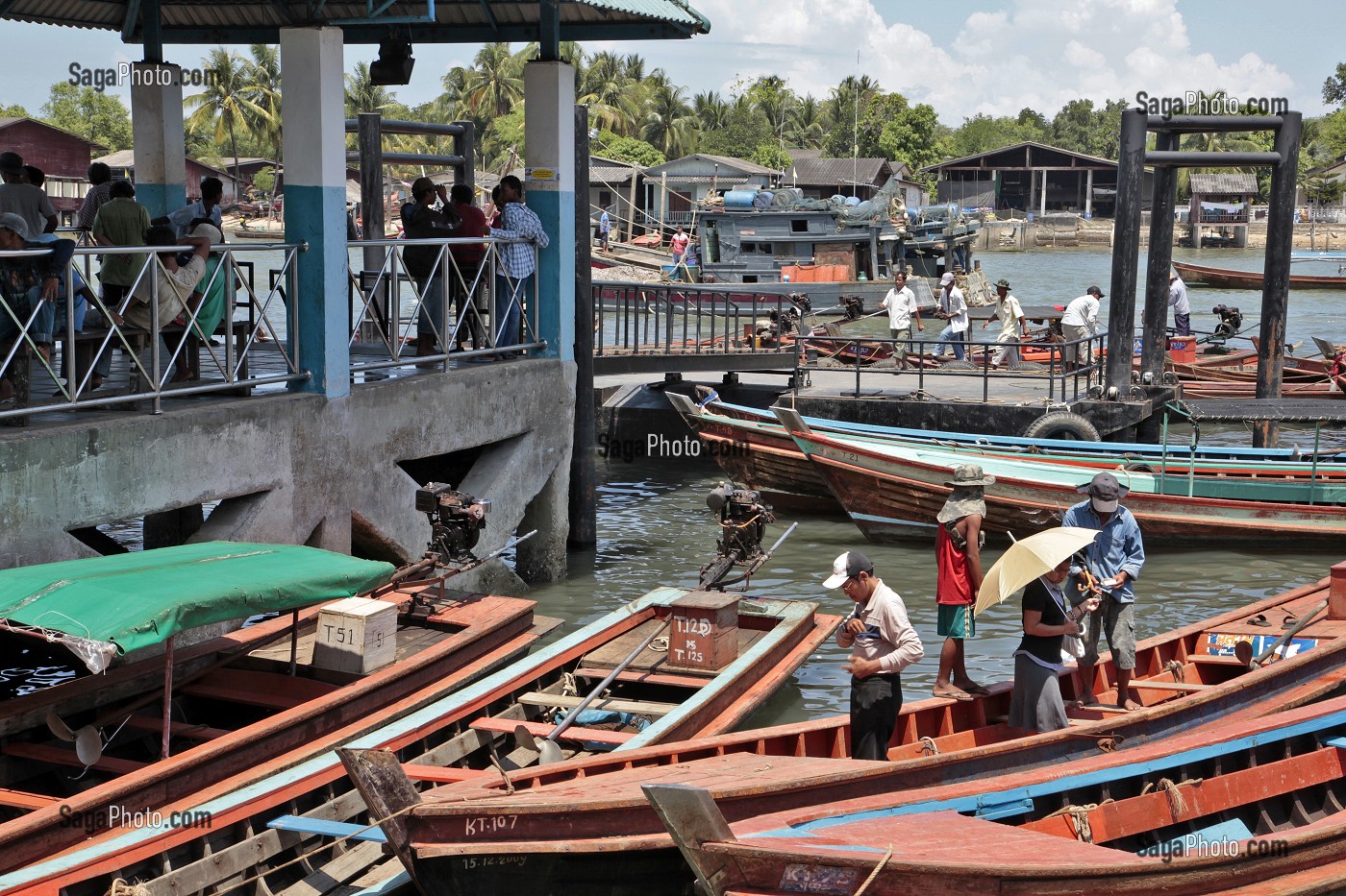 BATEAUX TAXIS EFFECTUANT LES TRAJETS REGULIERS POUR LA BIRMANIE, EMBARCADERE DU PORT DE RANONG, THAILANDE, ASIE 