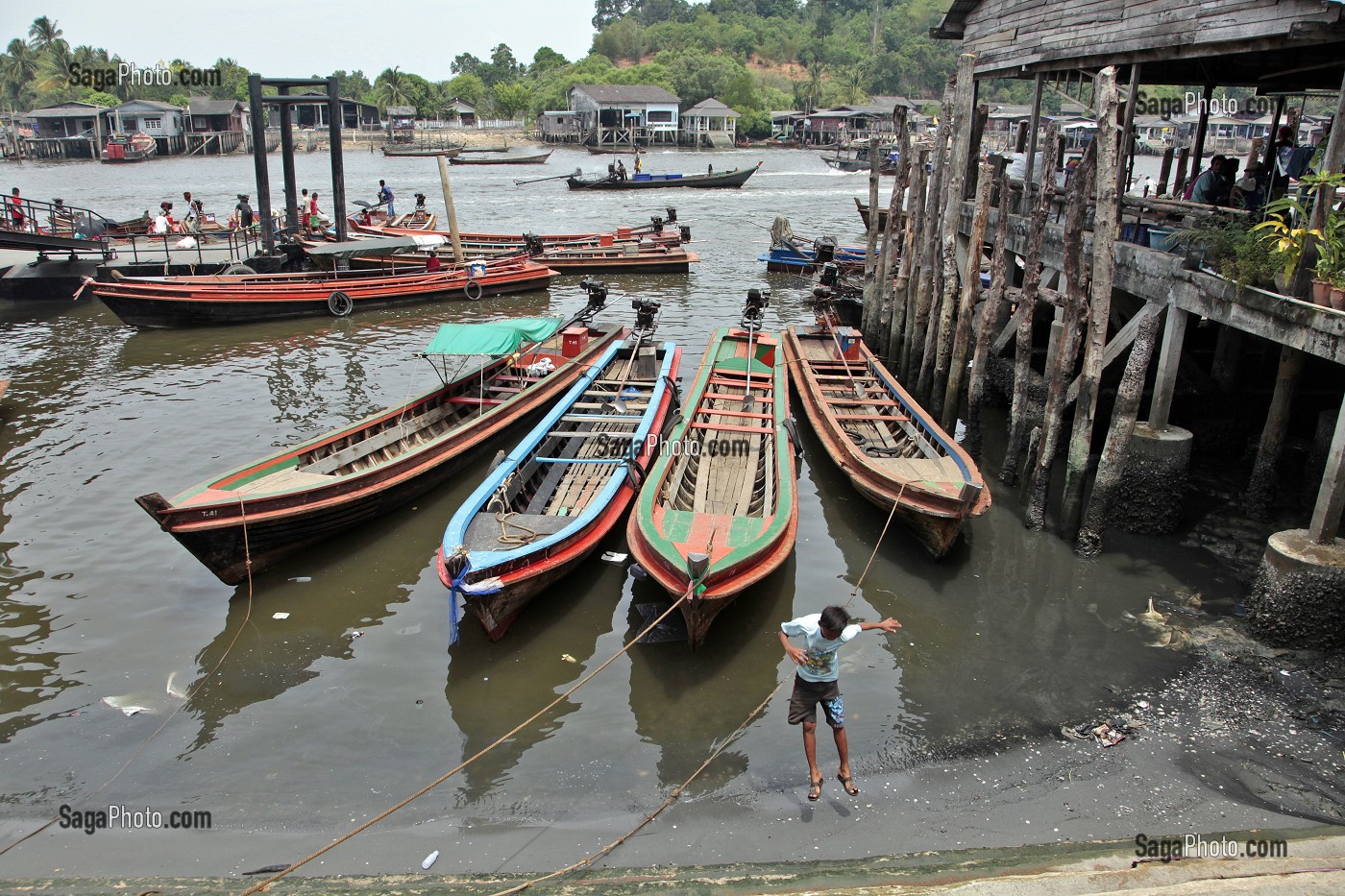 BATEAUX TAXIS EFFECTUANT LES TRAJETS REGULIERS POUR LA BIRMANIE, EMBARCADERE DU PORT DE RANONG, THAILANDE, ASIE 