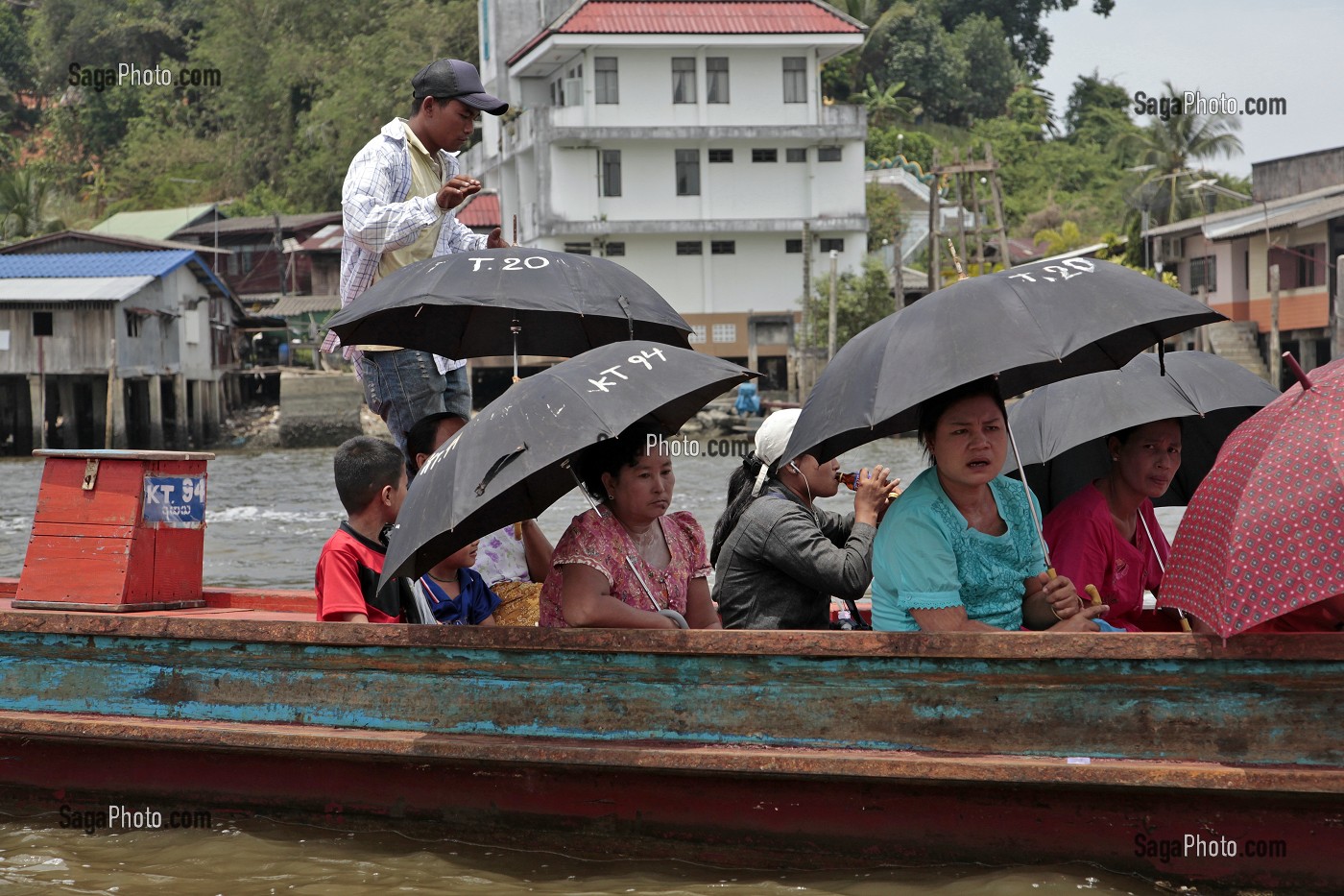 BATEAUX TAXIS EFFECTUANT LES TRAJETS REGULIERS POUR LA BIRMANIE, EMBARCADERE DU PORT DE RANONG, THAILANDE, ASIE 