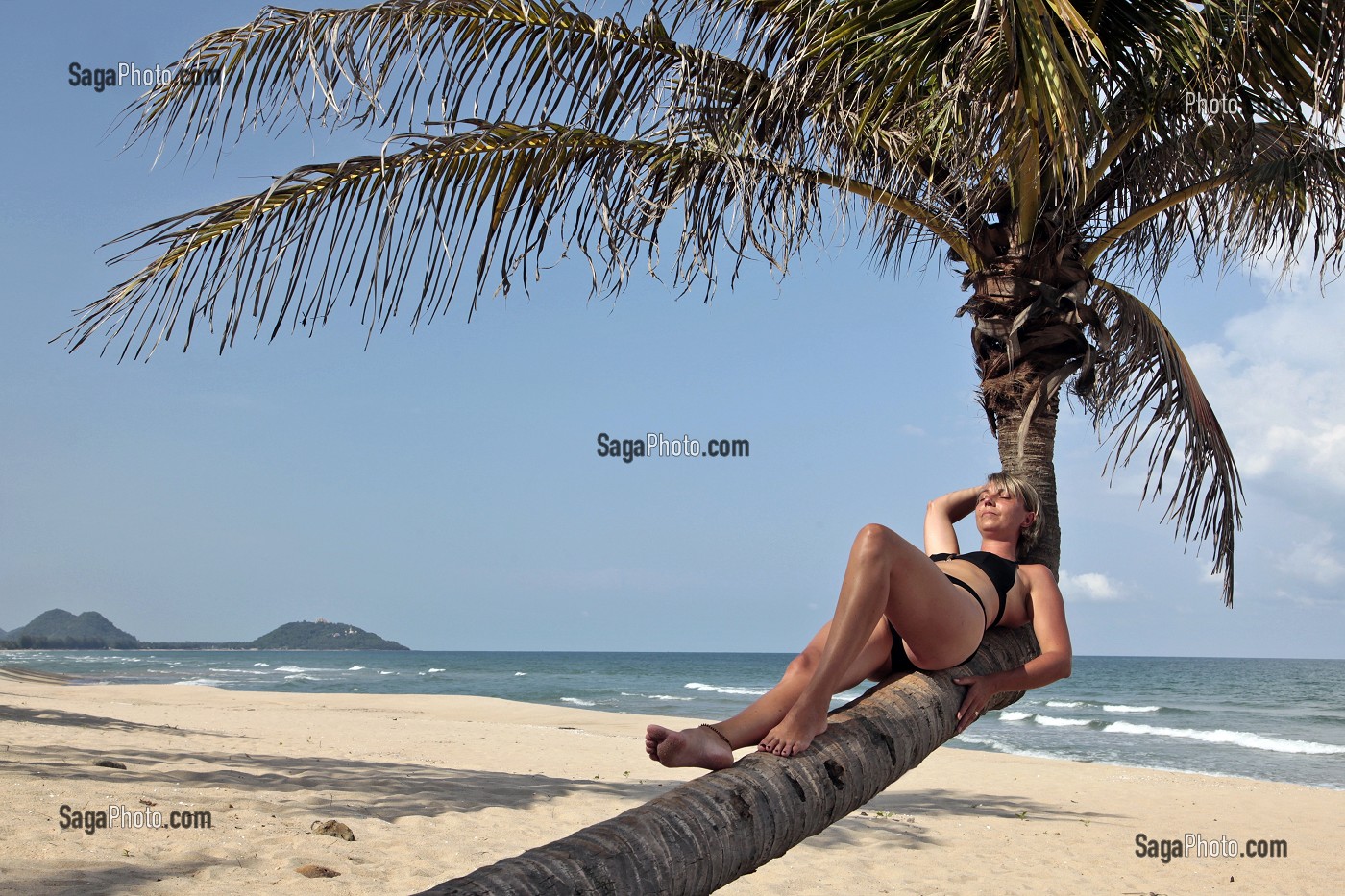 FEMME SE REPOSANT SUR UN COCOTIER, PLAGE DE BAN KRUT, BANG SAPHAN, THAILANDE, ASIE 