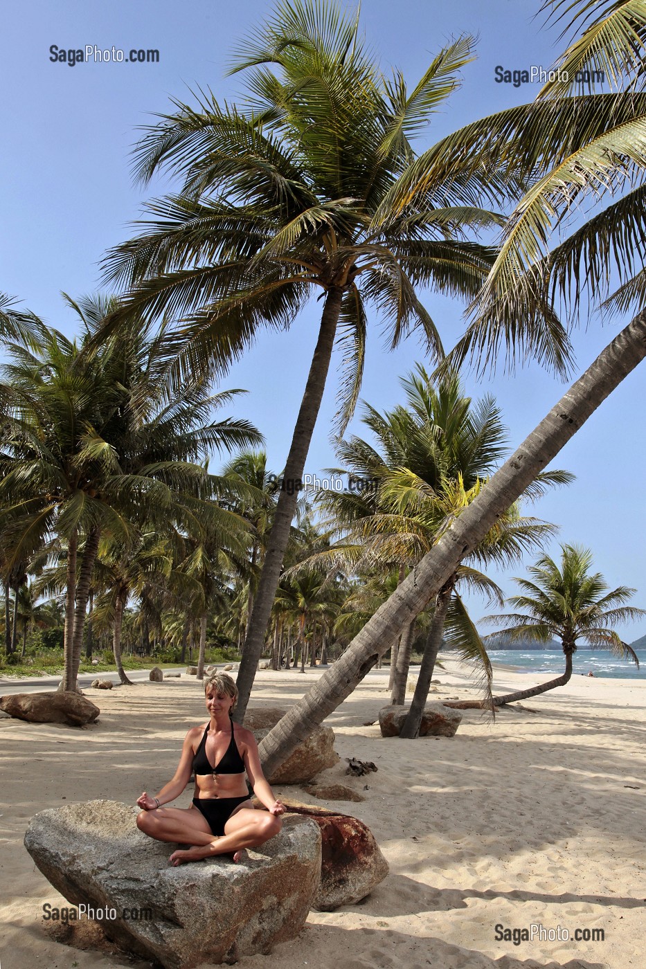 YOGA, EXERCICE DE RELAXATION SUR LA PLAGE DE BAN KRUT, BANG SAPHAN, THAILANDE
