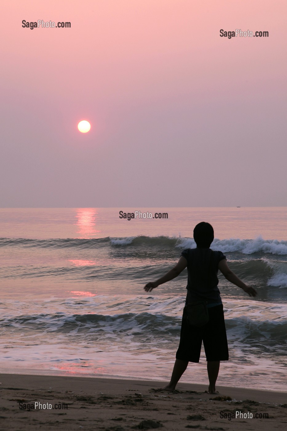 EXERCICE DE YOGA SUR LA PLAGE AU LEVER DU JOUR, BANG SAPHAN, THAILANDE, ASIE 