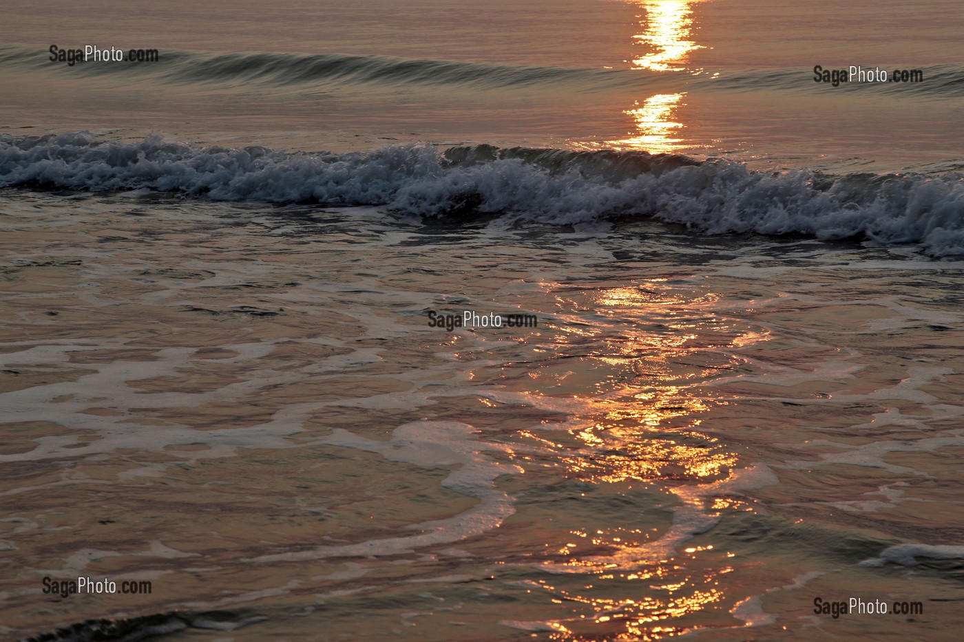 LEVER DE SOLEIL SUR LA MER, BANG SAPHAN, THAILANDE 
