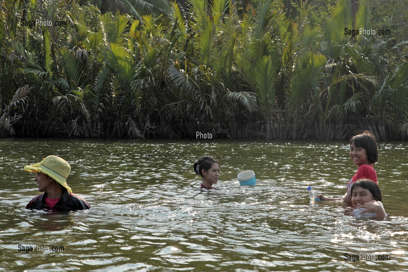 FAMILLE DE PECHEURS THAILANDAIS DANS LA RIVIERE, PECHE AUX MOULES D'EAU DOUCE, REGION DE BANG SAPHAN, THAILANDE, ASIE 