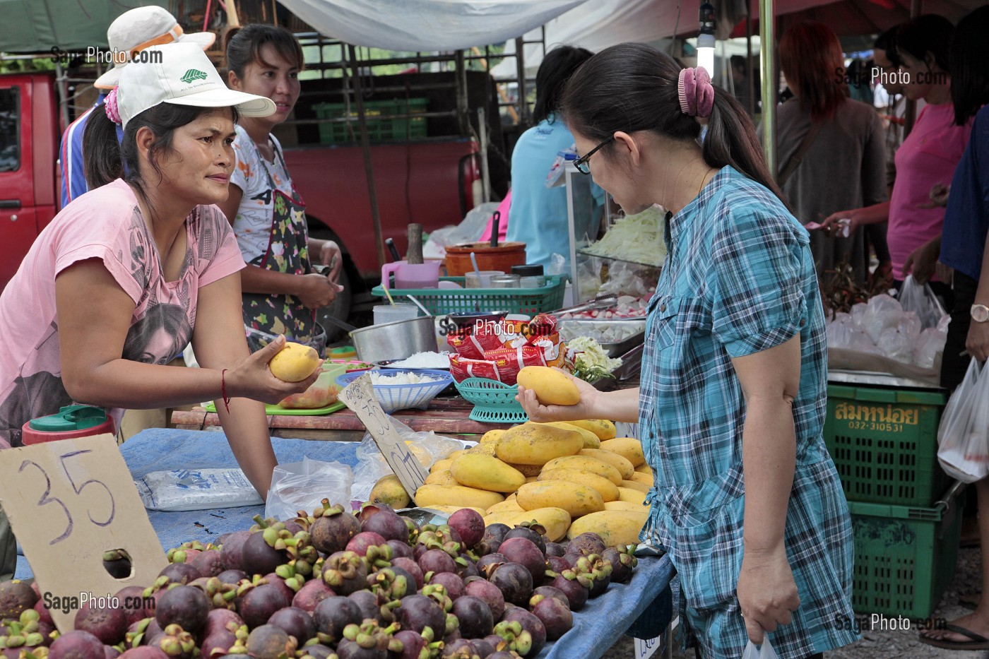 MARCHANDE DE FRUITS TROPICAUX, MARCHE DE BANG SAPHAN, THAILANDE 